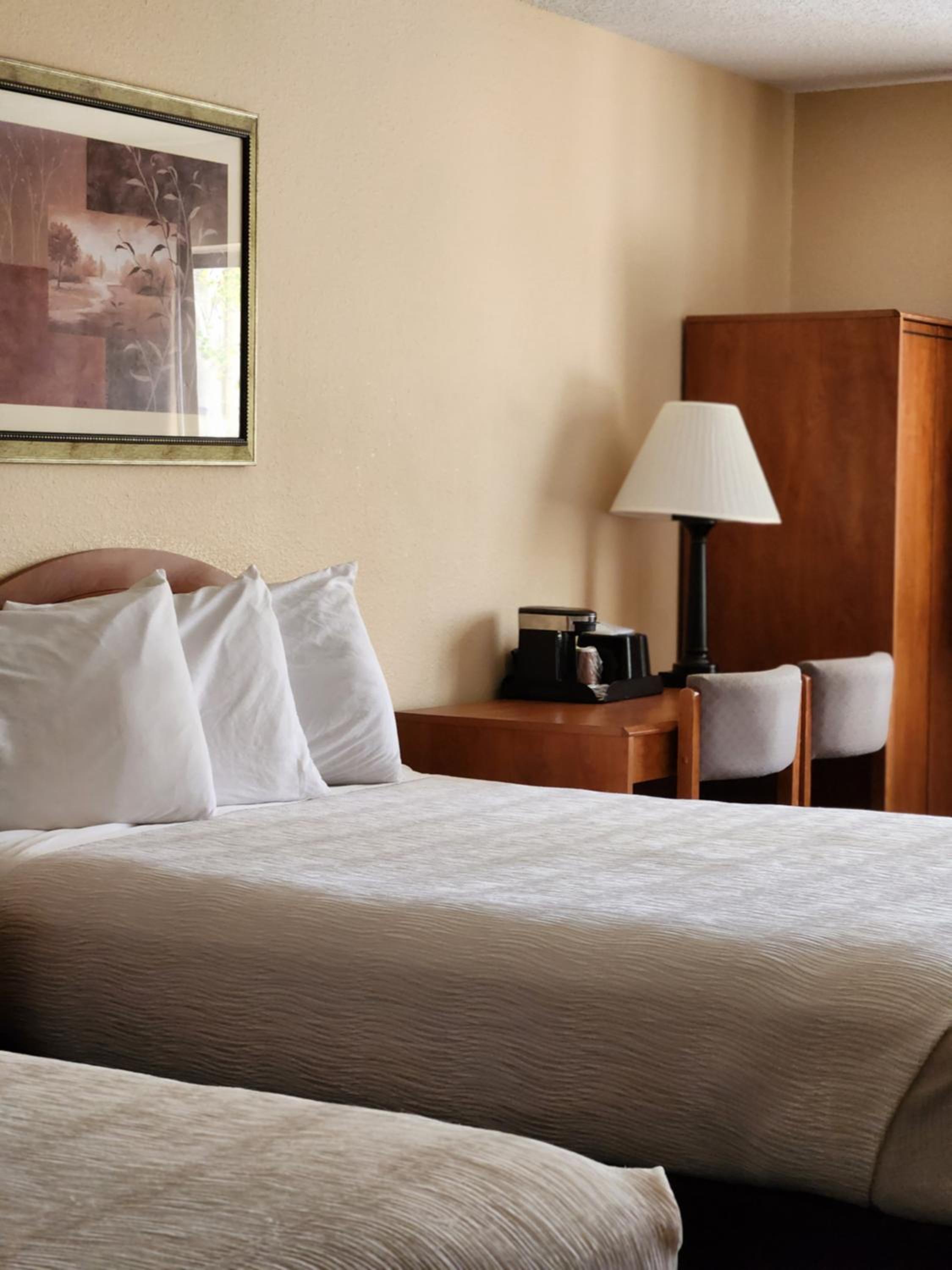 Standard Double Queen Room - Photo 6