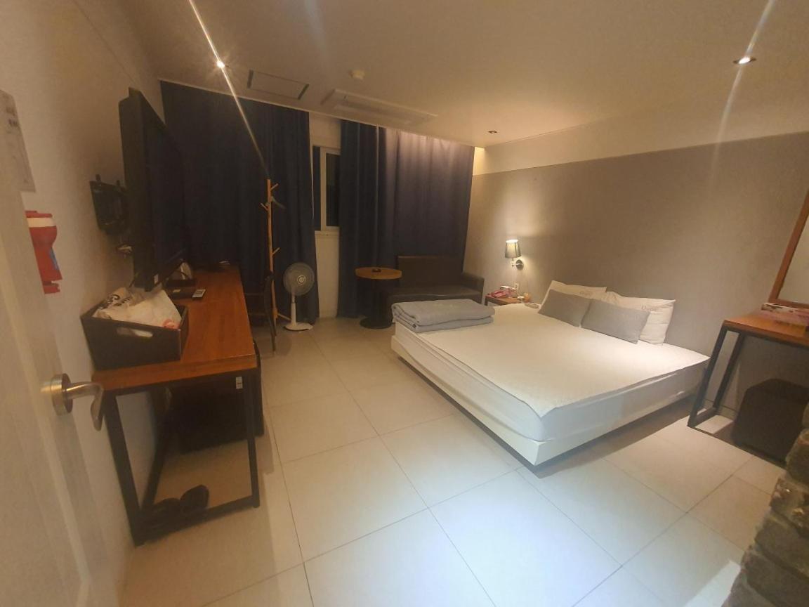 Deluxe King Room - Photo 7