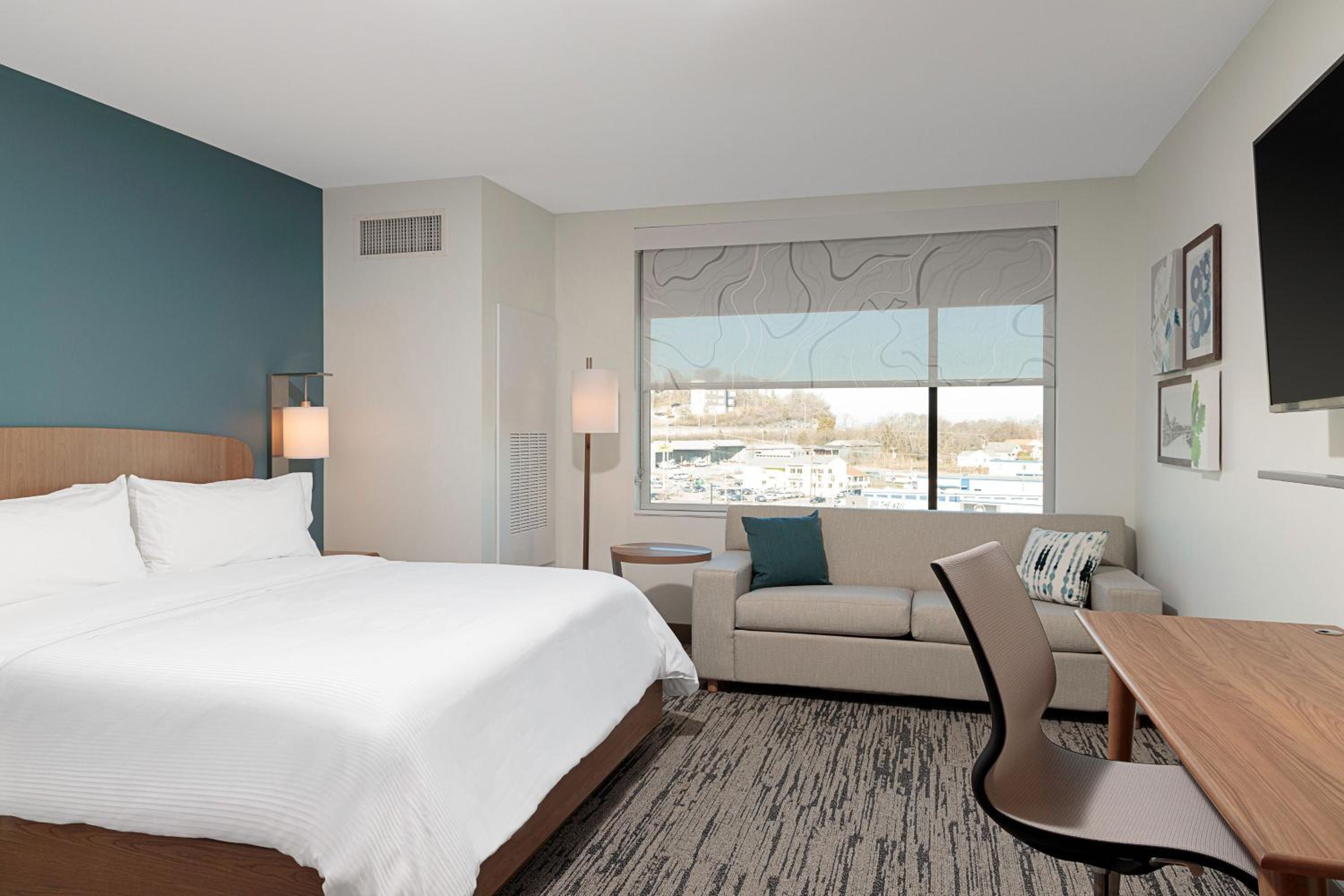 Standard guest room with king bed sofa bed and city view - Photo 6