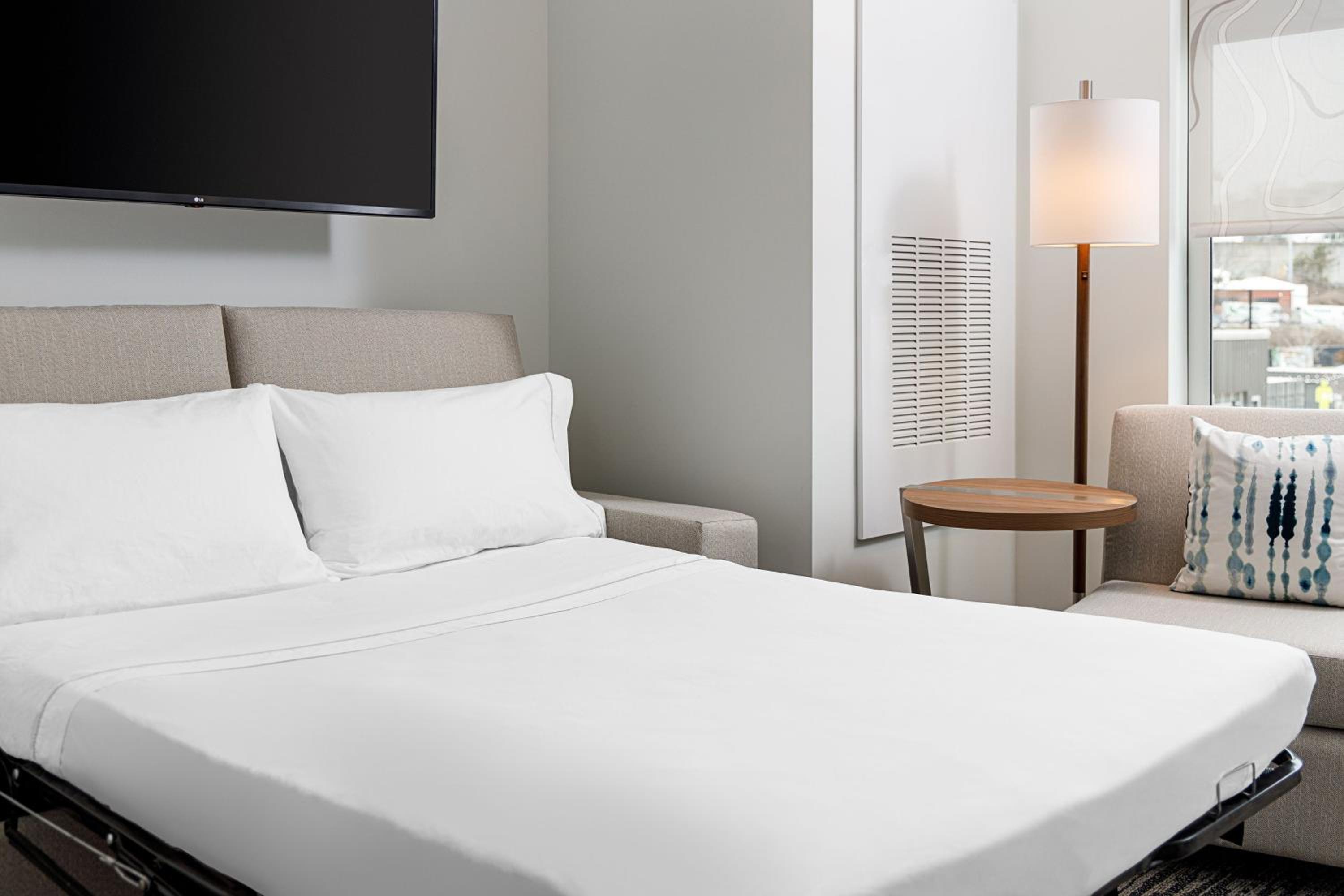 Standard guest room with king bed sofa bed and city view - Photo 3