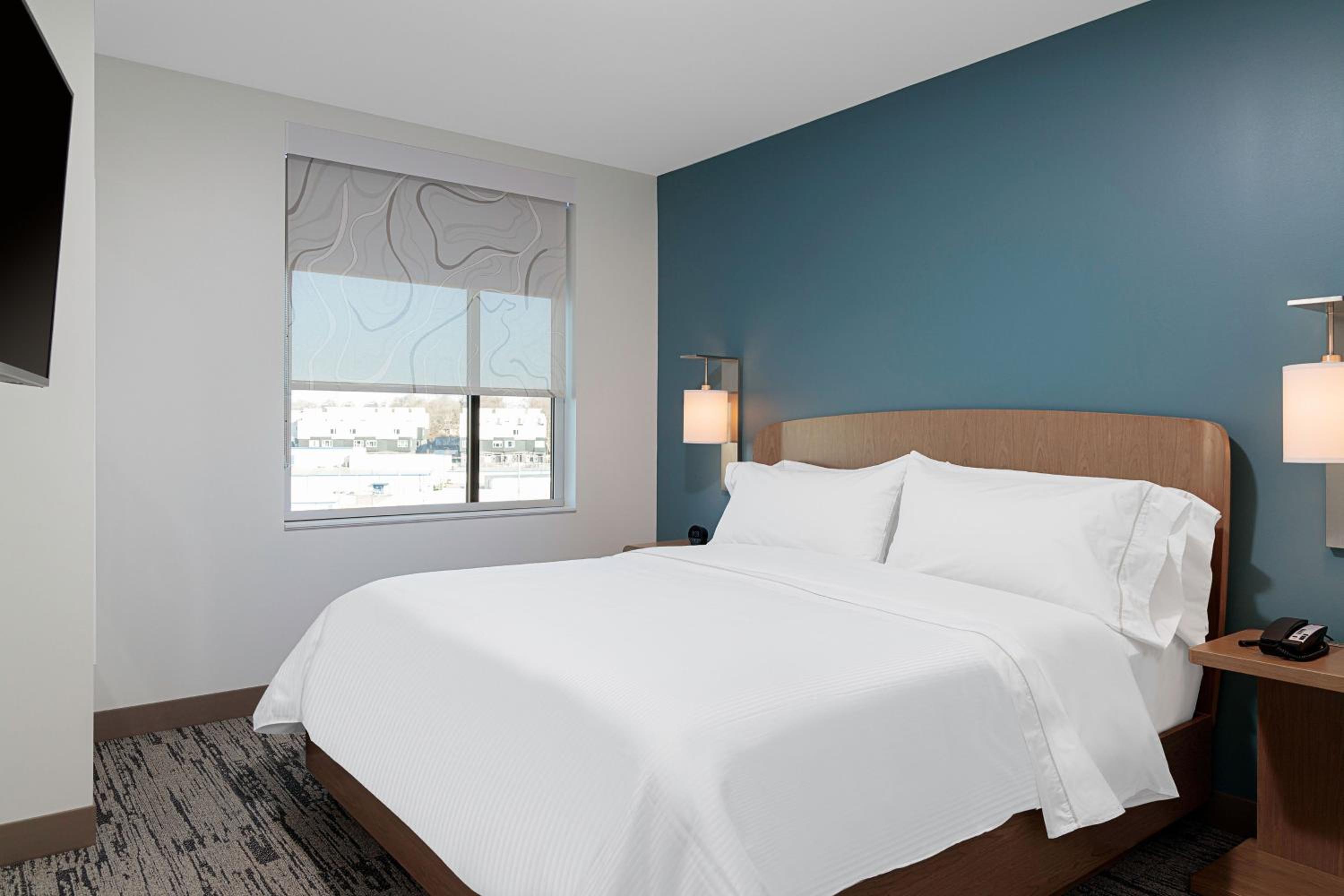 One Bedroom King Suite with Sofa Bed and City View - Photo 6