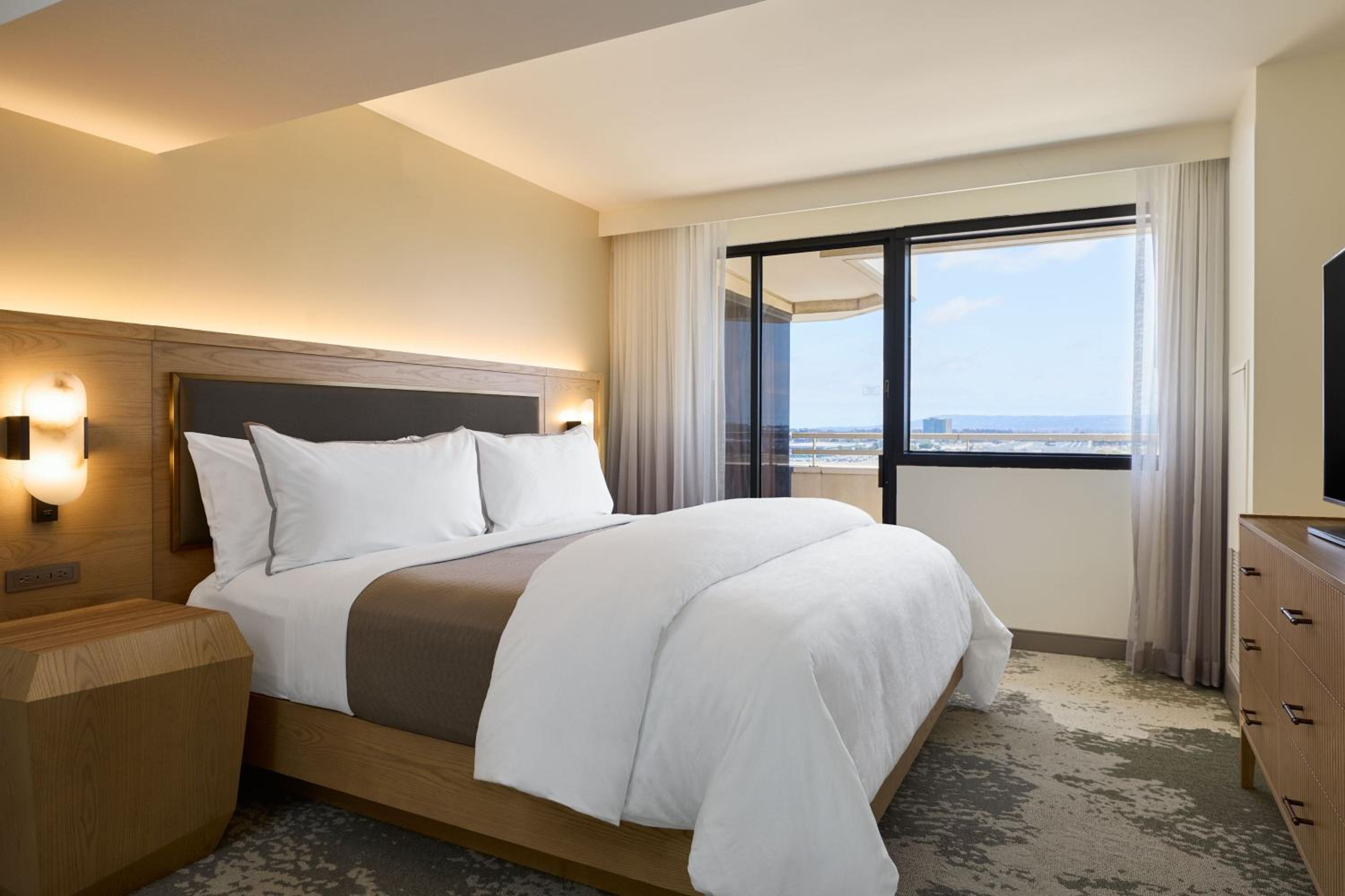 Deluxe Corner Suite, Larger Suite, 1 King, Corner room thumbnail 5