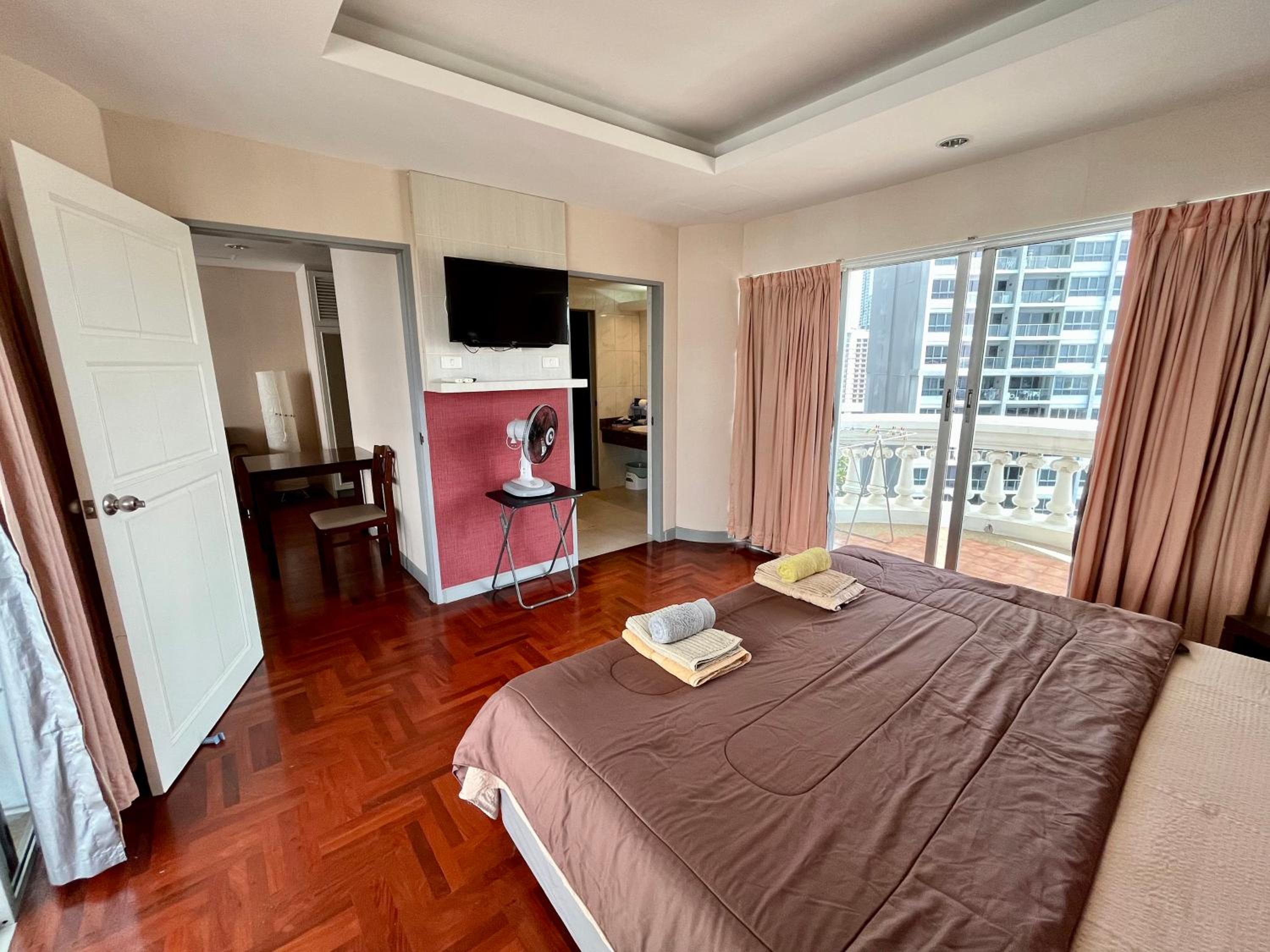 One-Bedroom Apartment photo 1