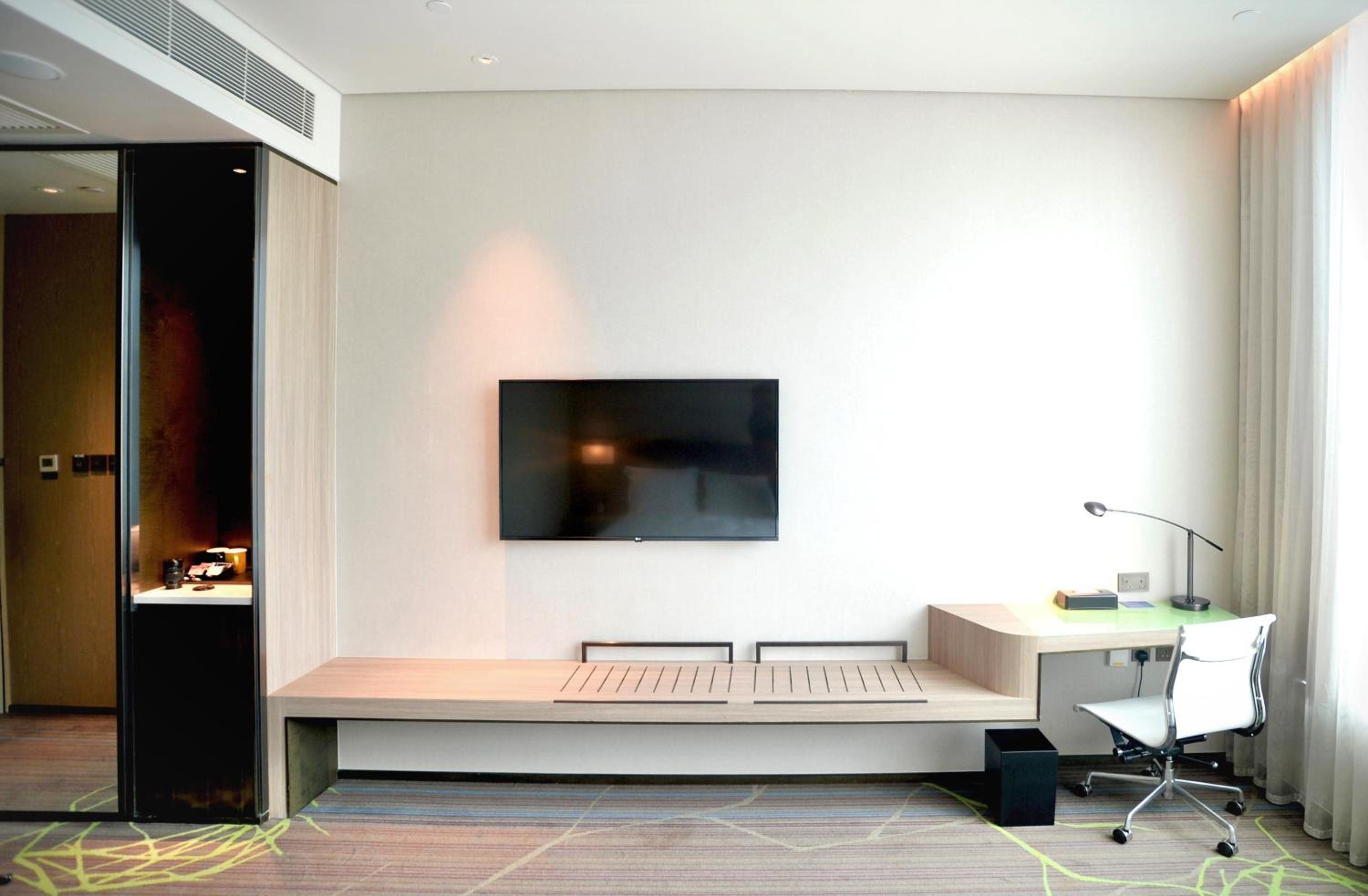 Standard Queen Room with Extra Floor Space photo 2