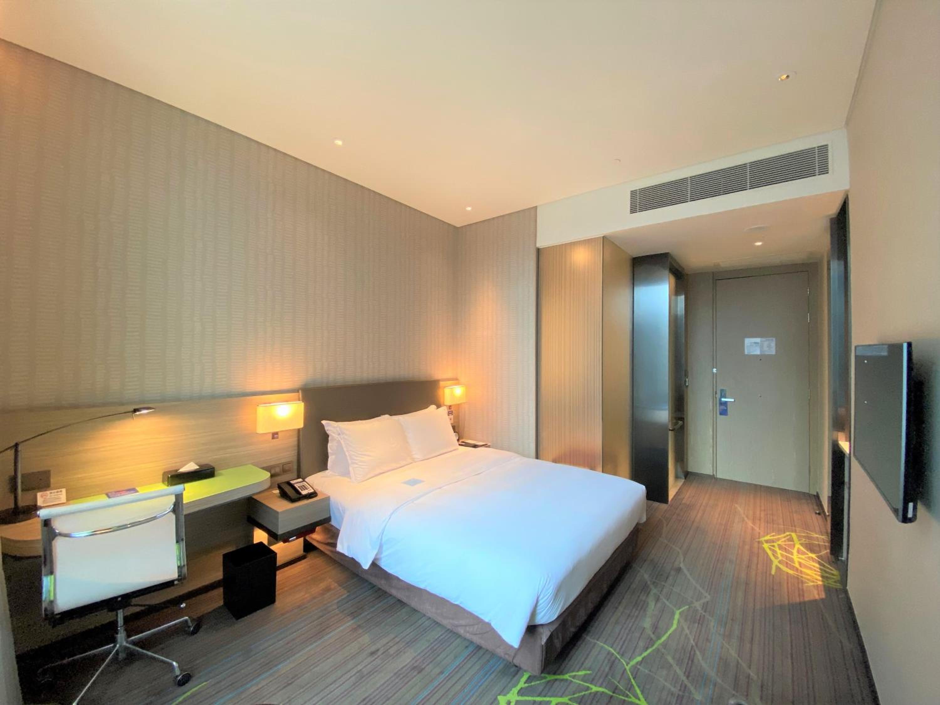 Standard Queen Room - Accessible photo 1