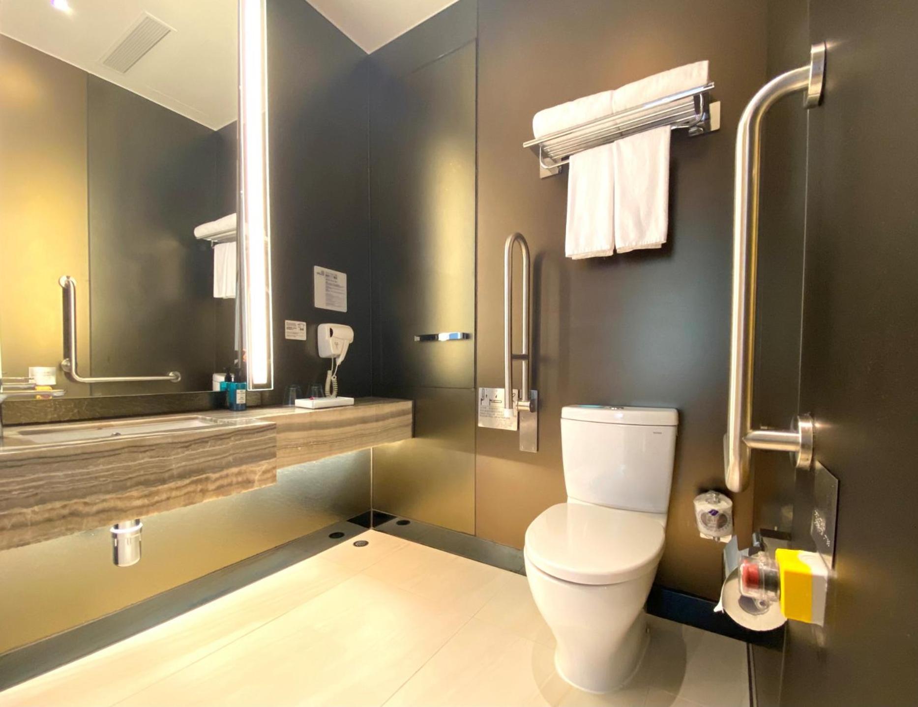 Standard Queen Room - Accessible photo 2