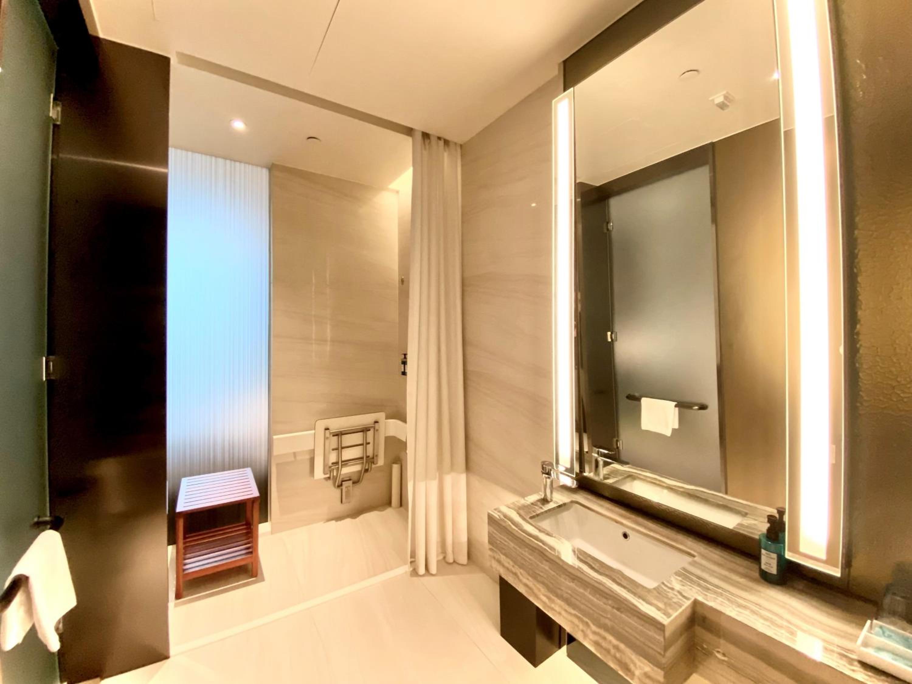 Standard Queen Room - Accessible photo 3
