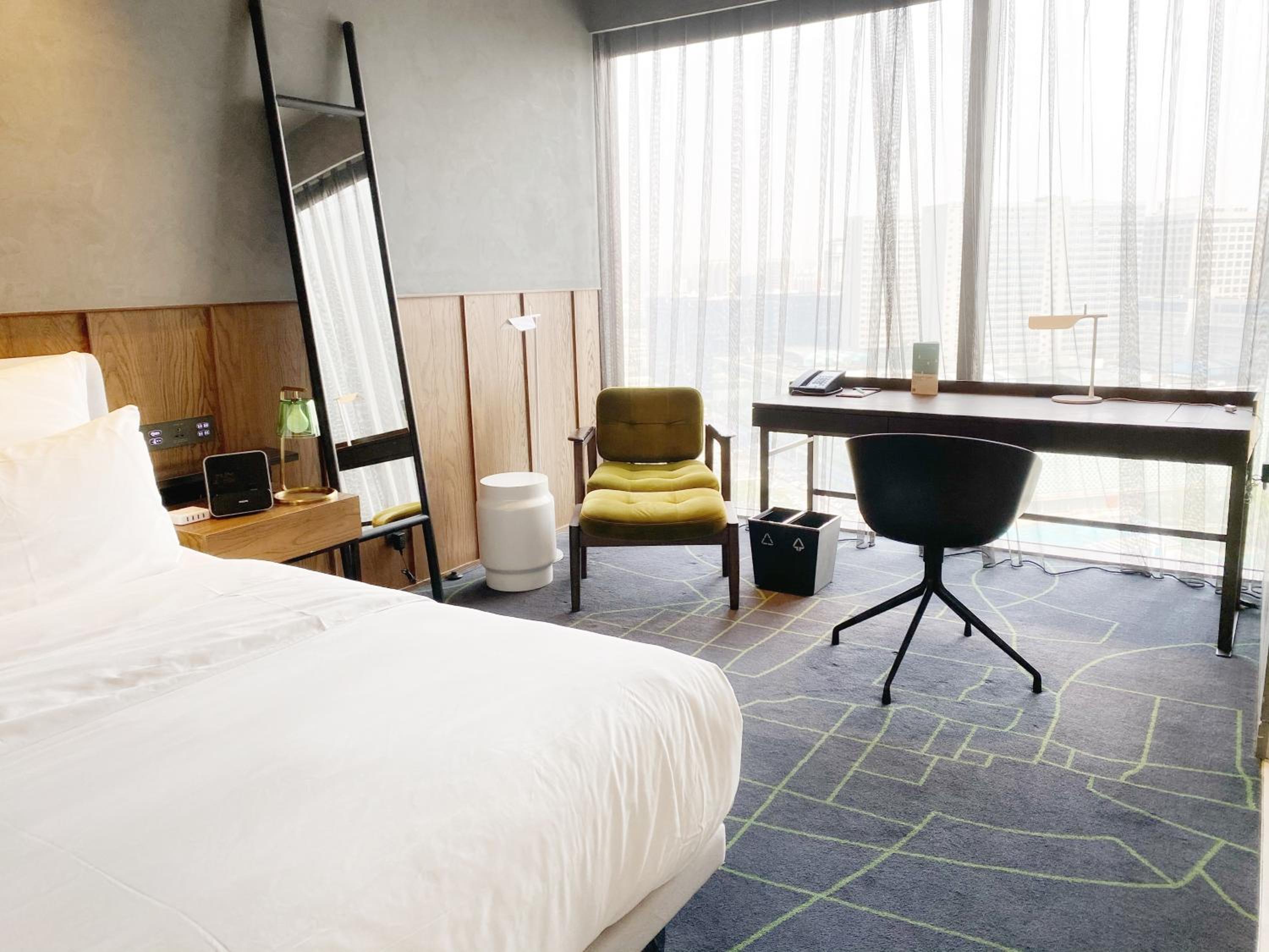 Deluxe King Room with City View
