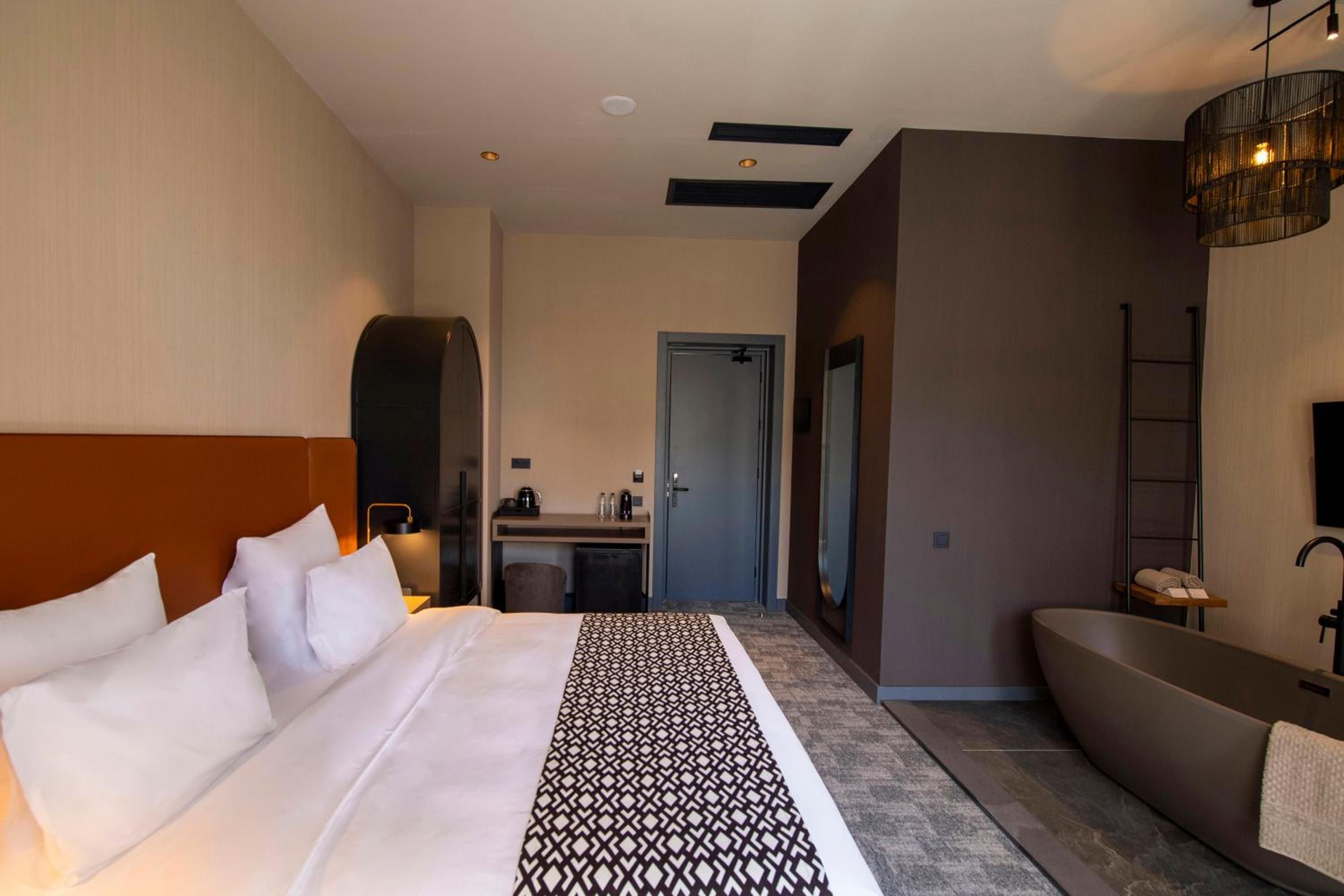 Deluxe with Bathtub