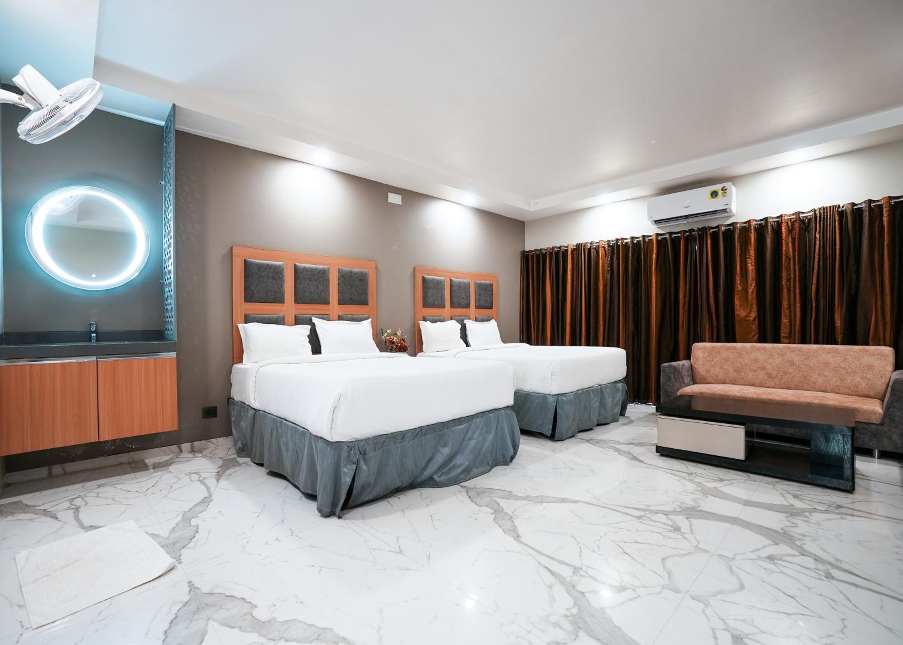 Deluxe Family Suite photo 1
