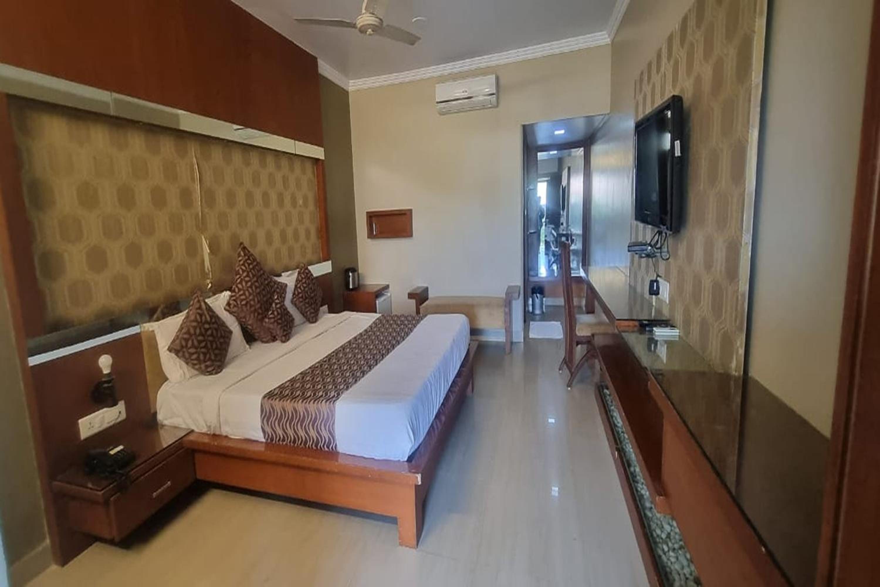 Deluxe Double Room (2 Adults + 1 Child) photo 1