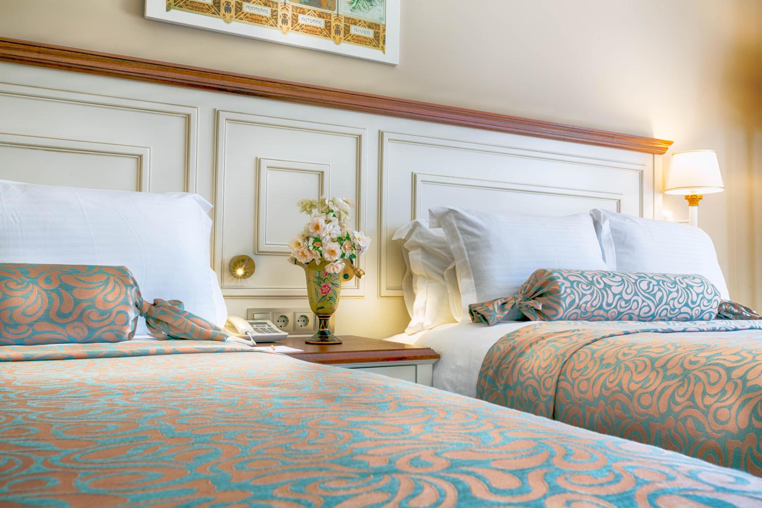 Deluxe Room with French Balcony - Photo 4