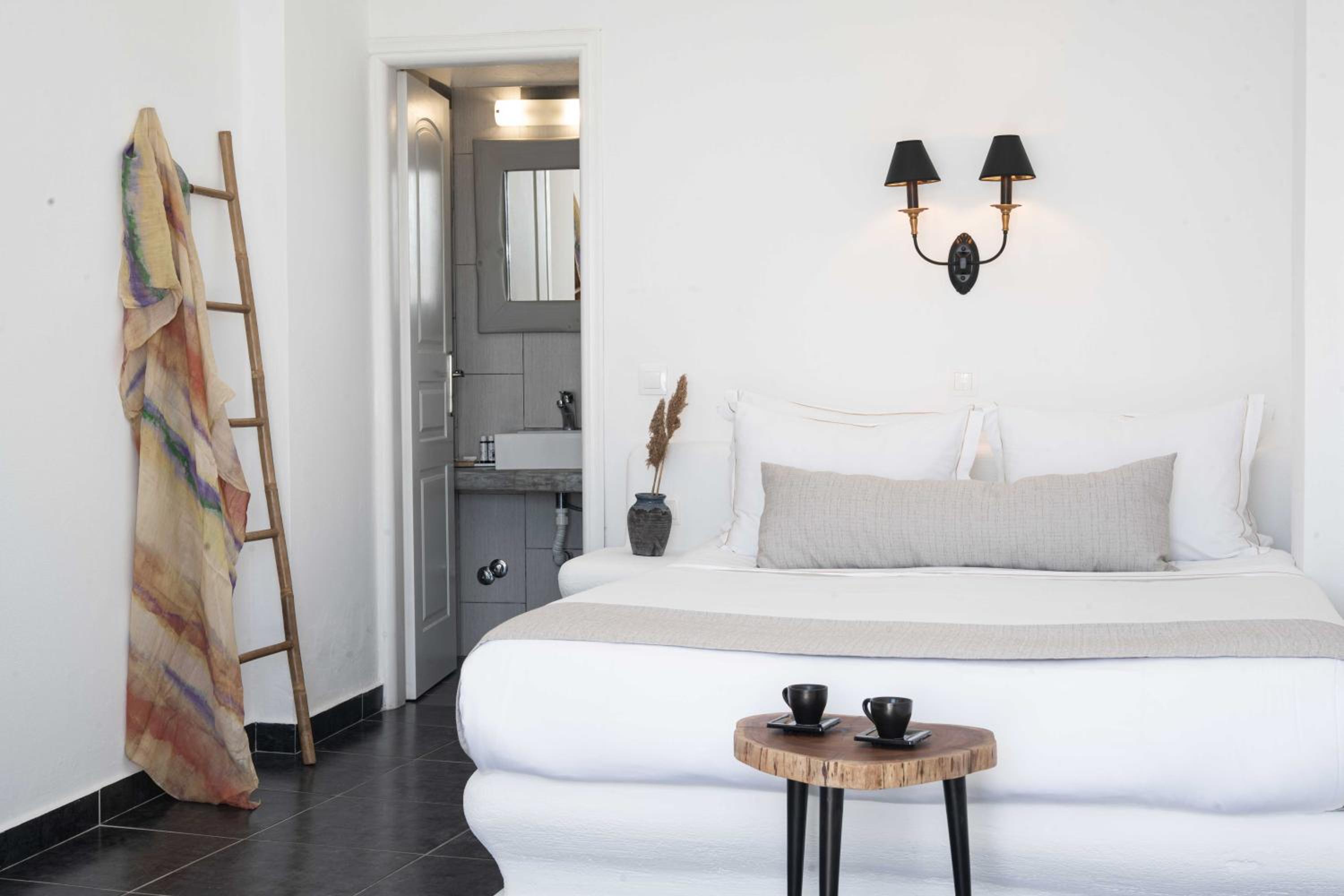 Classic Cave Room with Caldera  View - Photo 18