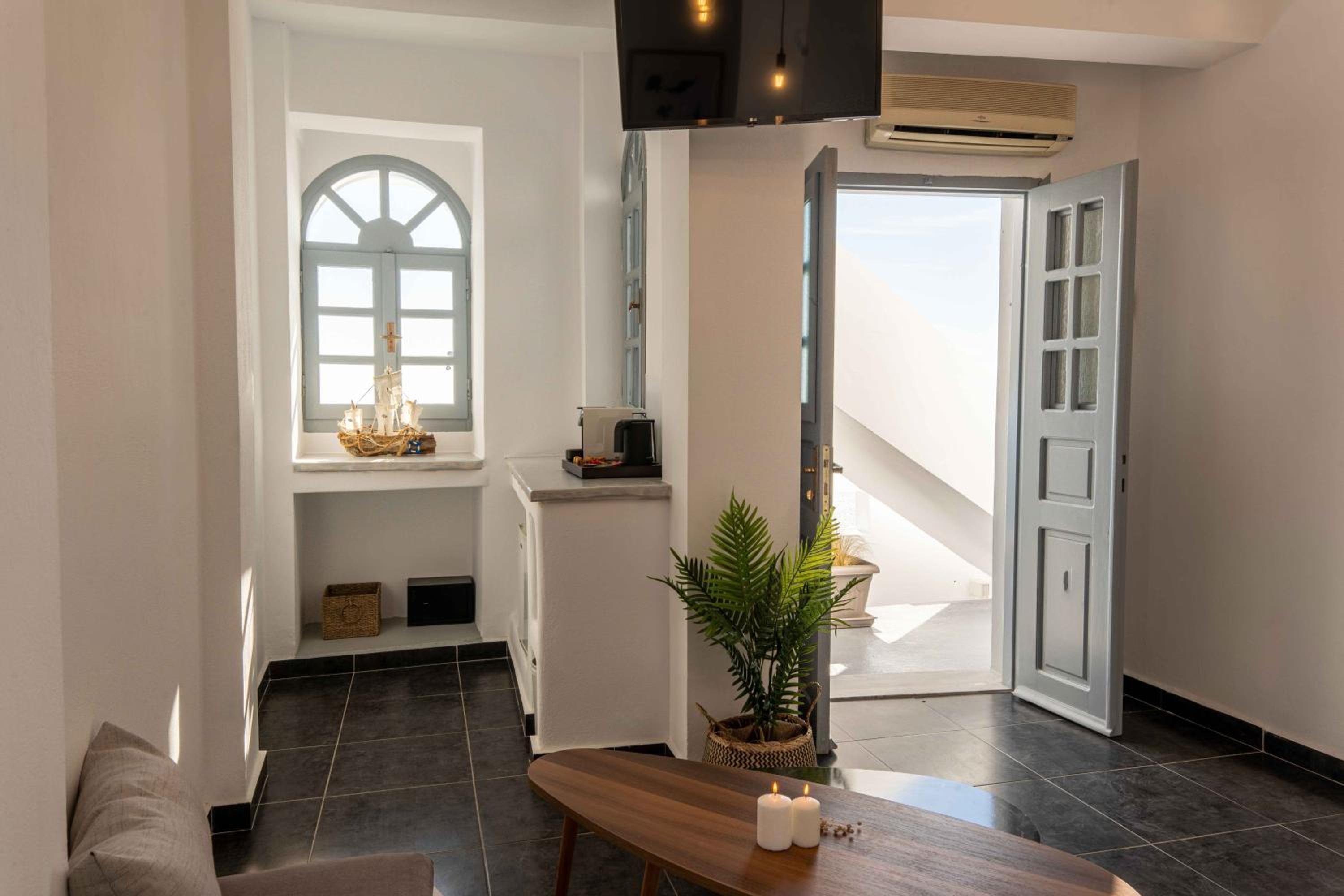 Junior Suite with Caldera View - Photo 12