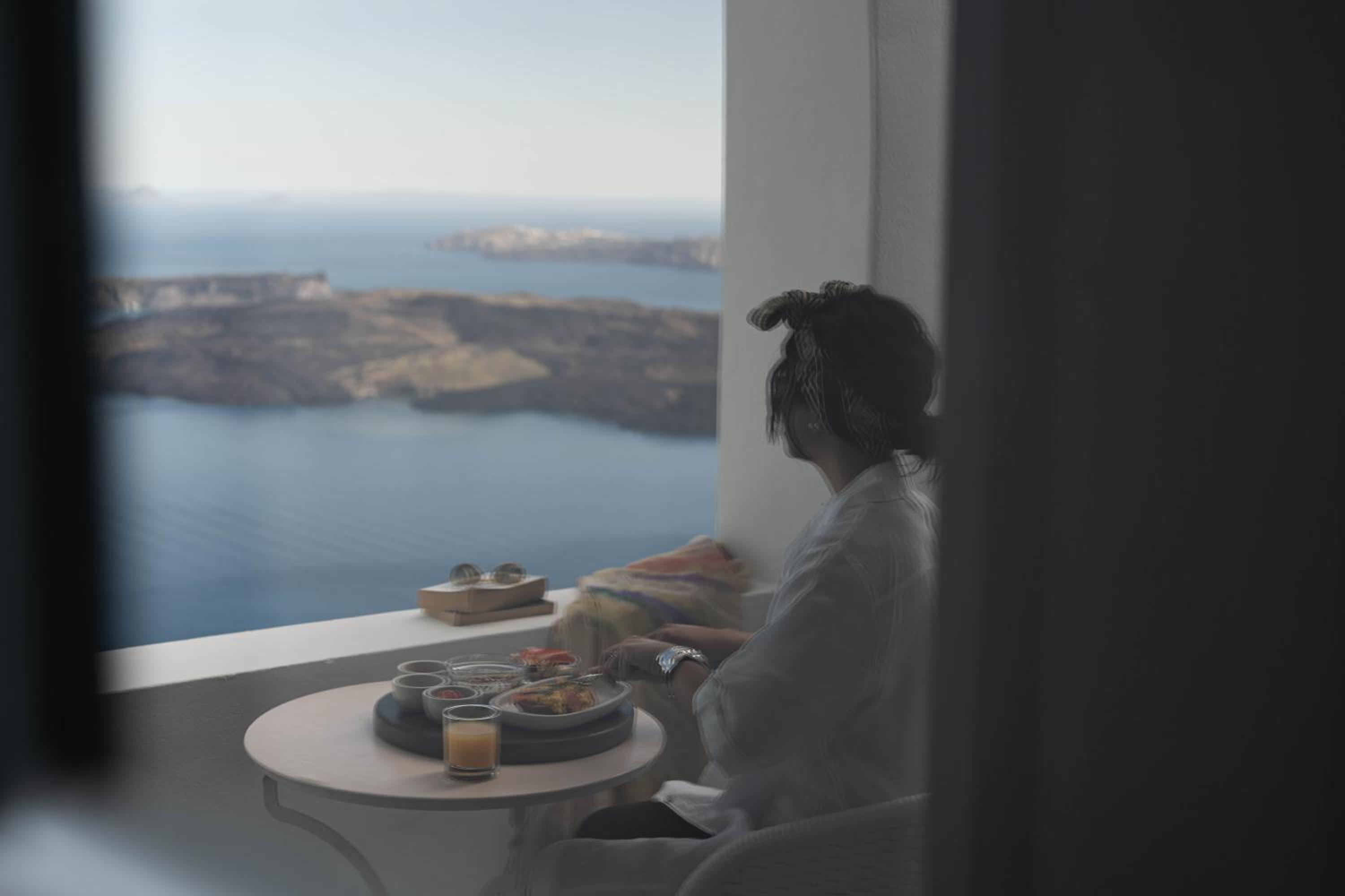 Deluxe Suite with Caldera View - Photo 14