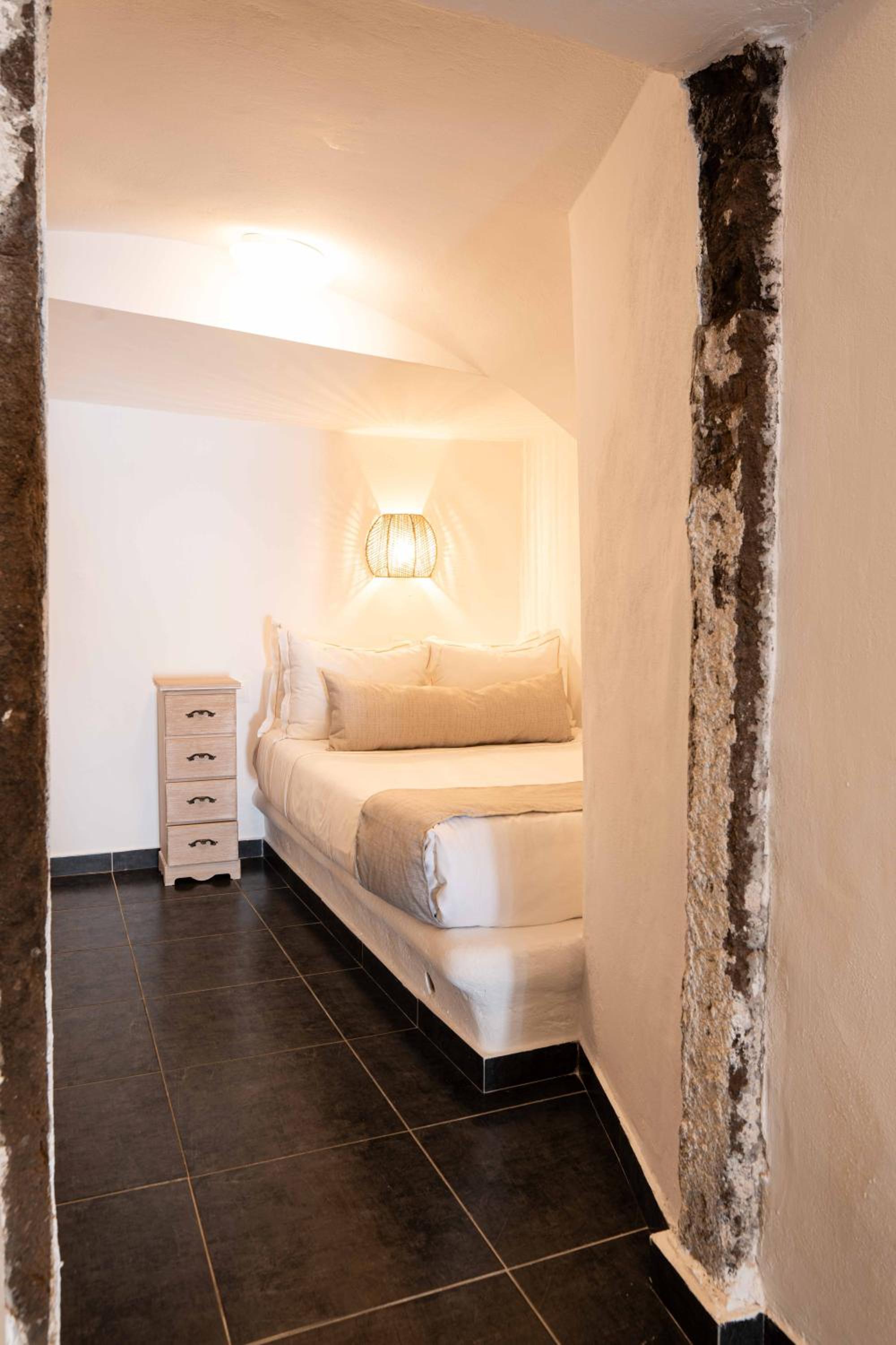 Deluxe Suite with Caldera View - Photo 5