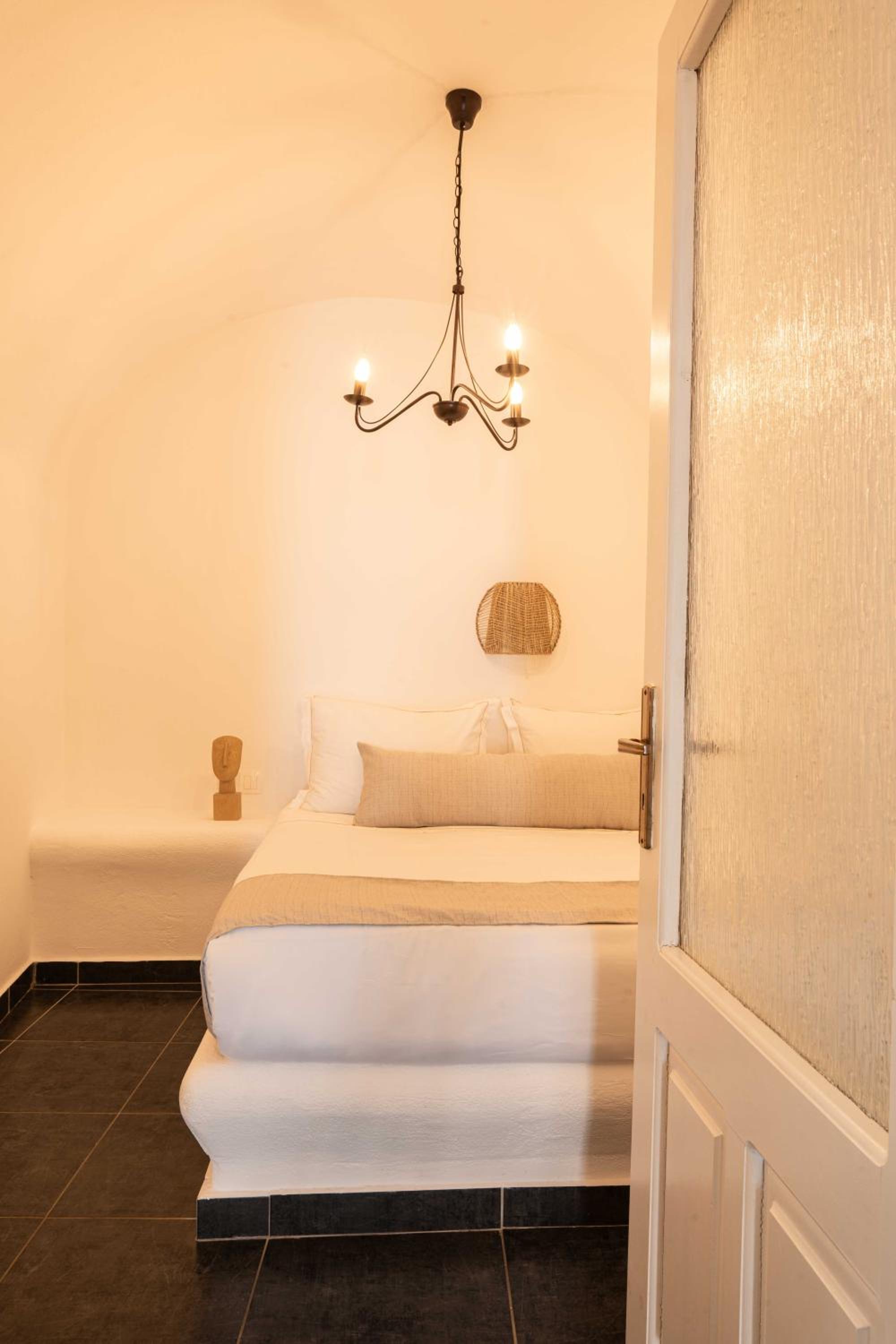 Deluxe Suite with Caldera View - Photo 4