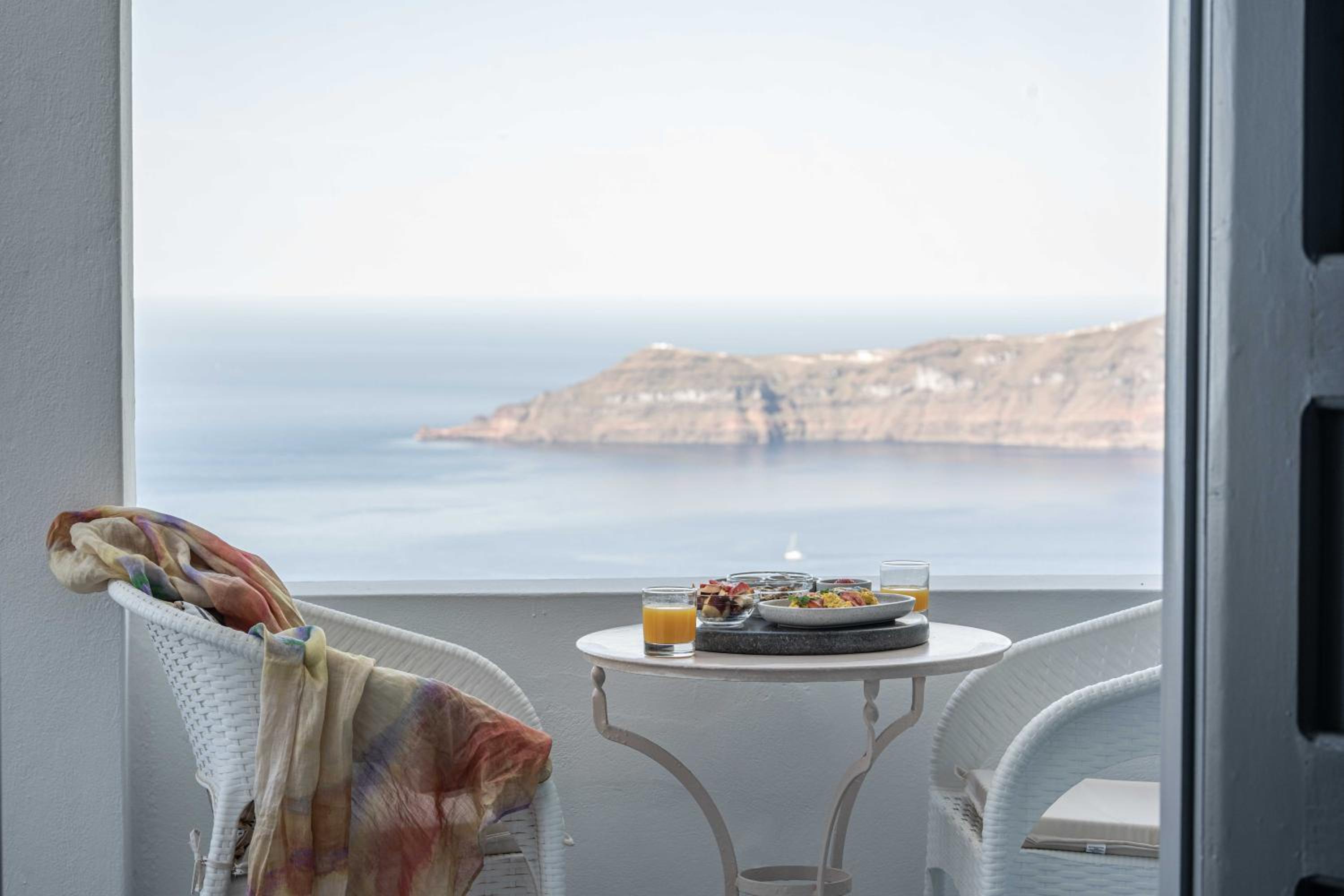 Deluxe Suite with Caldera View - Photo 11