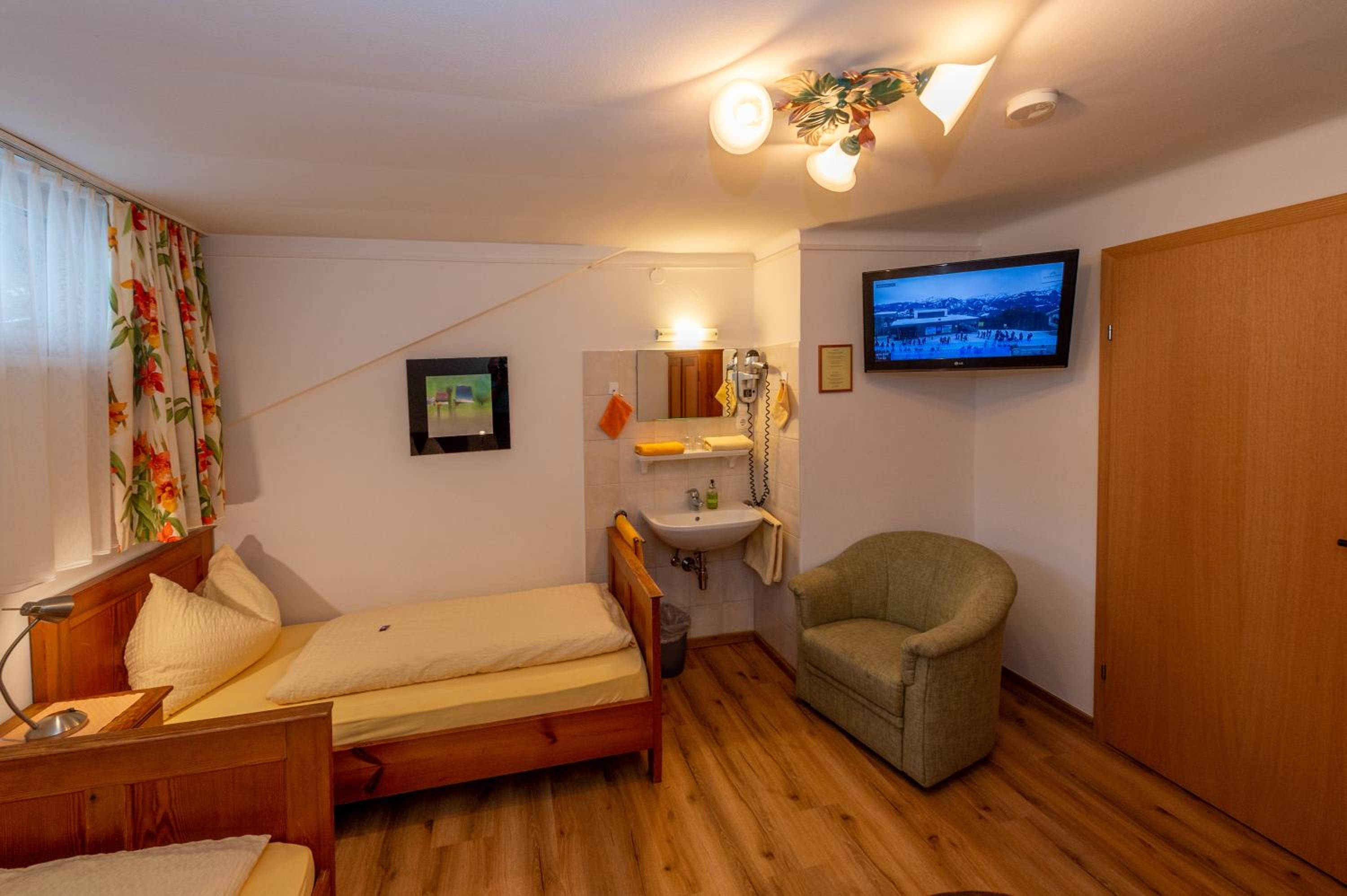 Double or Twin Room with Shared Bathroom photo 1