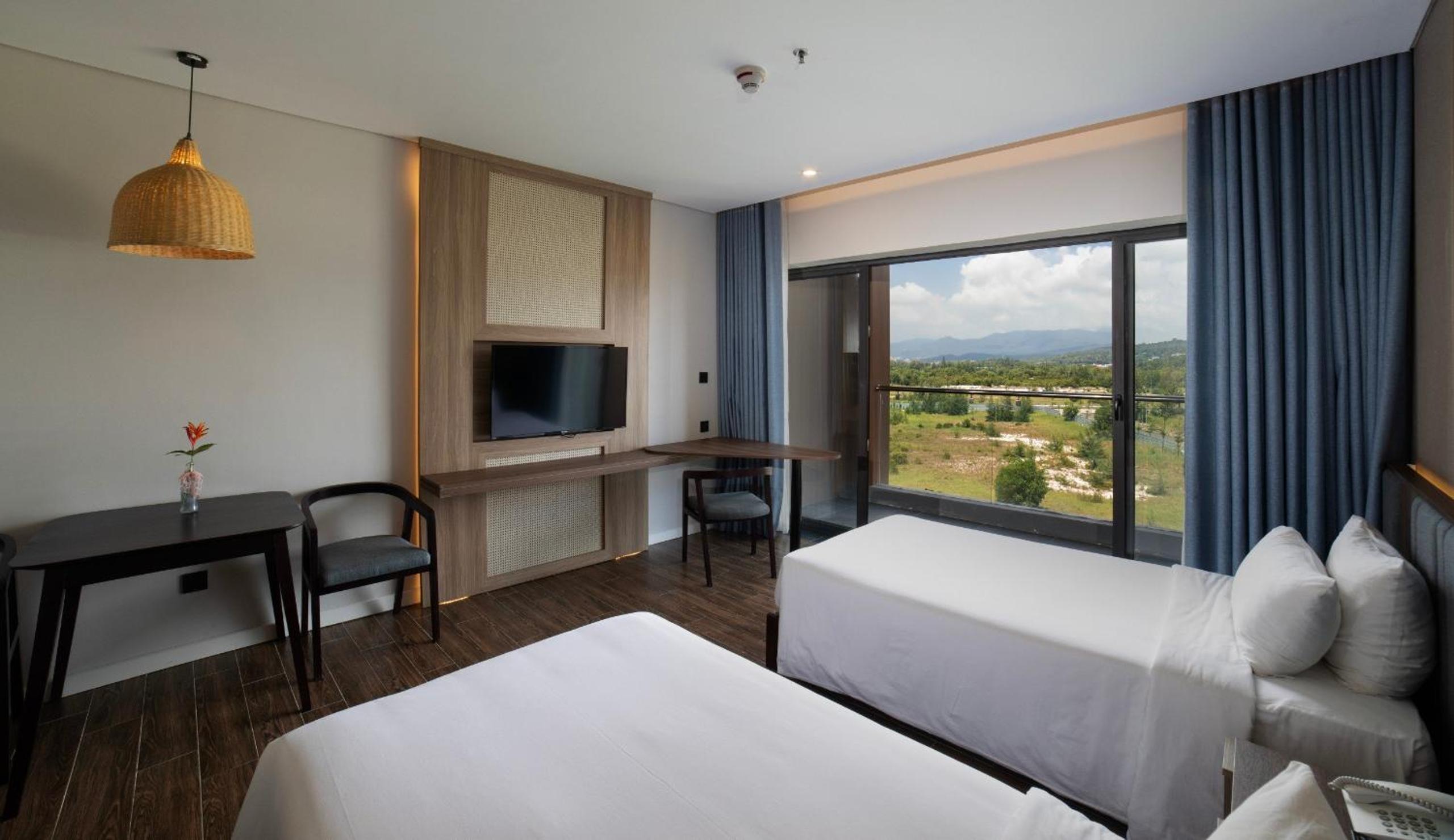 Deluxe Room with Mountain View Balcony - Photo 8