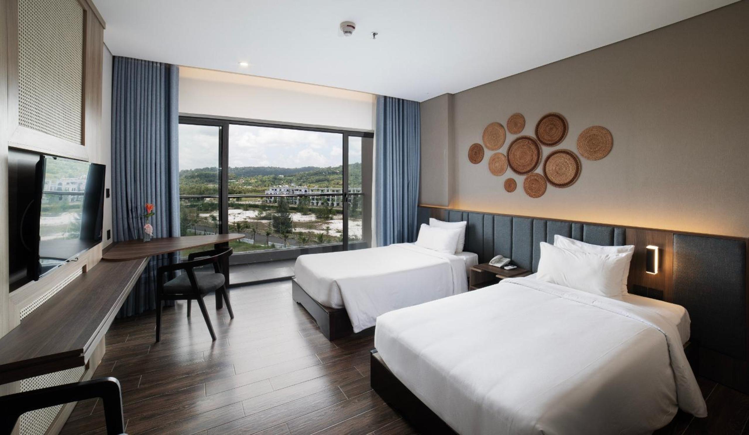Deluxe Room with Mountain View Balcony - Photo 1