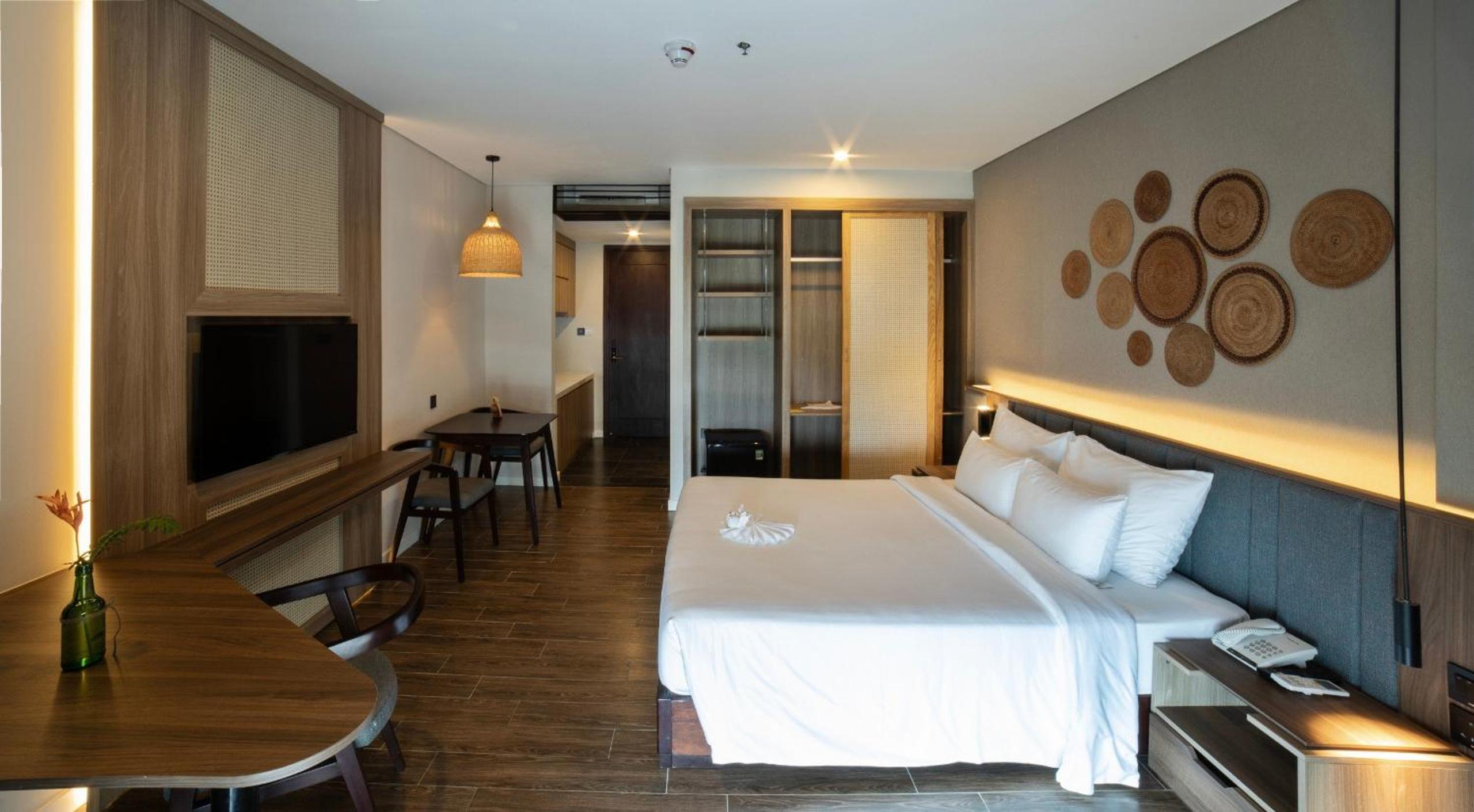 Deluxe Room with Mountain View Balcony - Photo 11