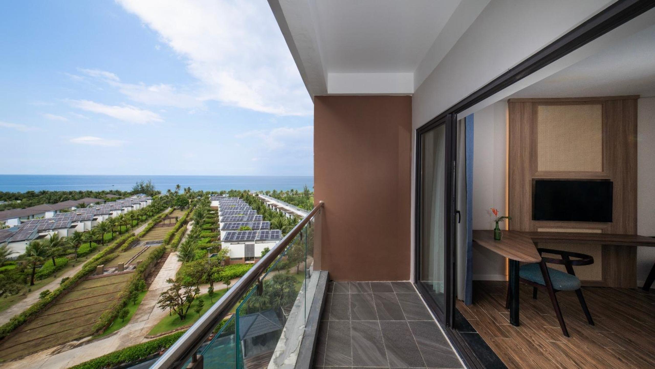 Deluxe Room with Sea View Balcony - Photo 8