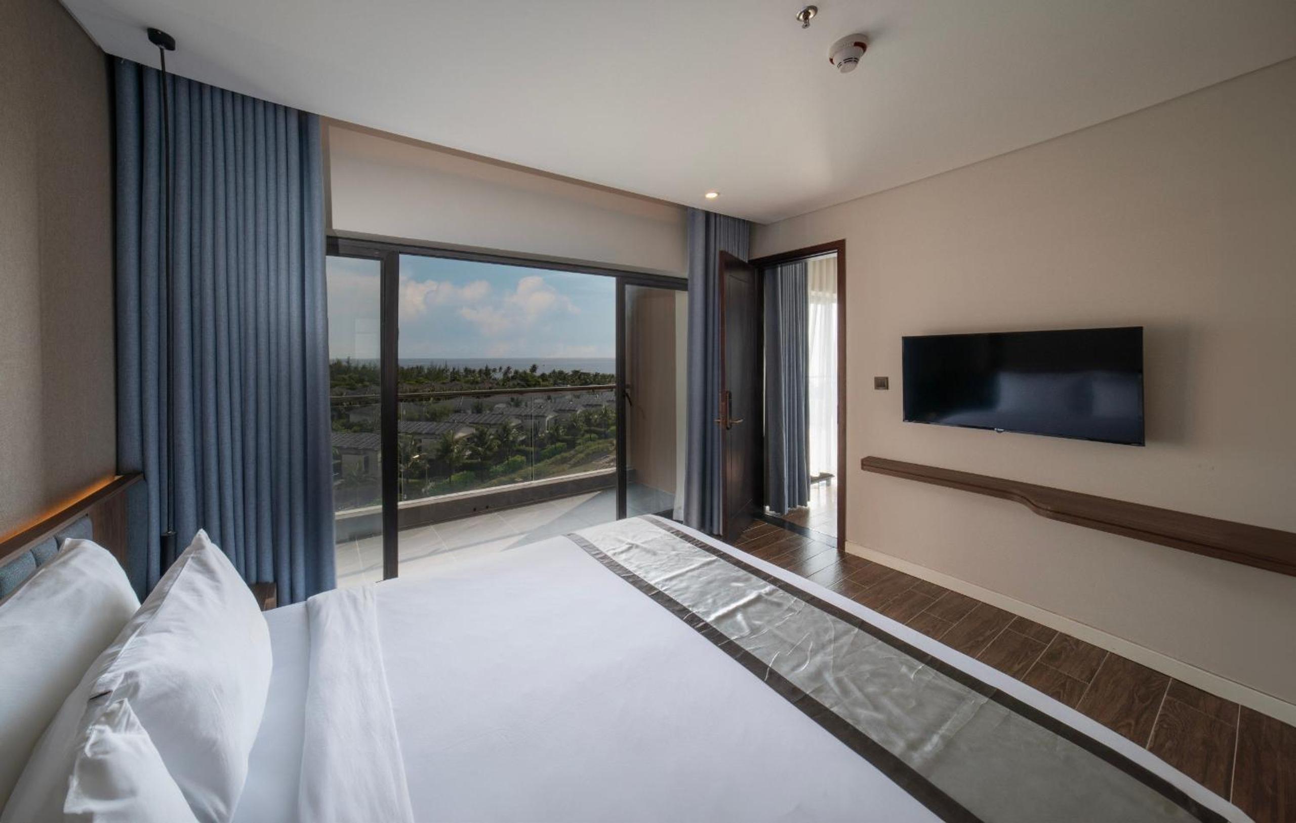 Family Room with Sea View Balcony - Photo 7