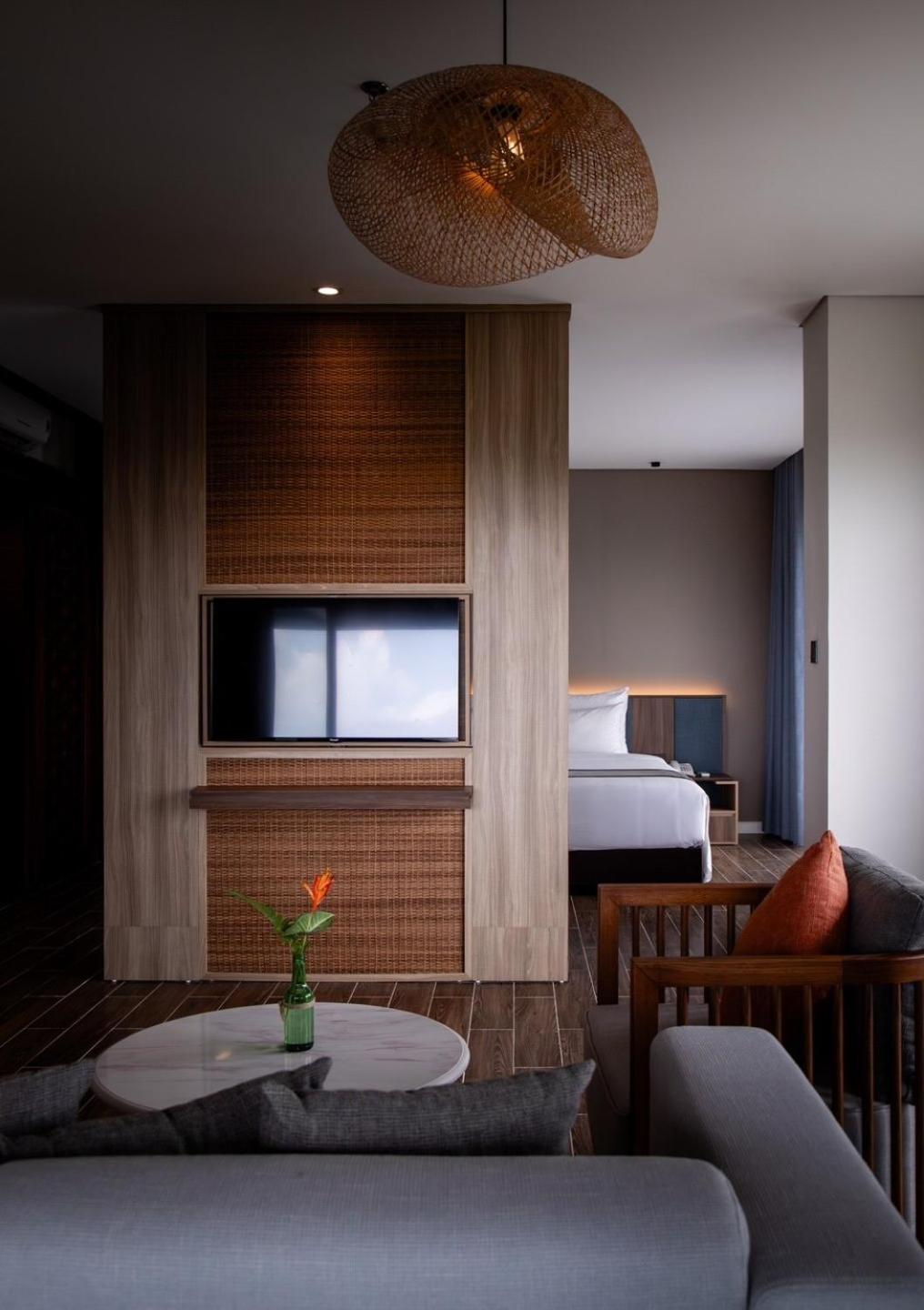 Suite with Sea View Balcony - Photo 13