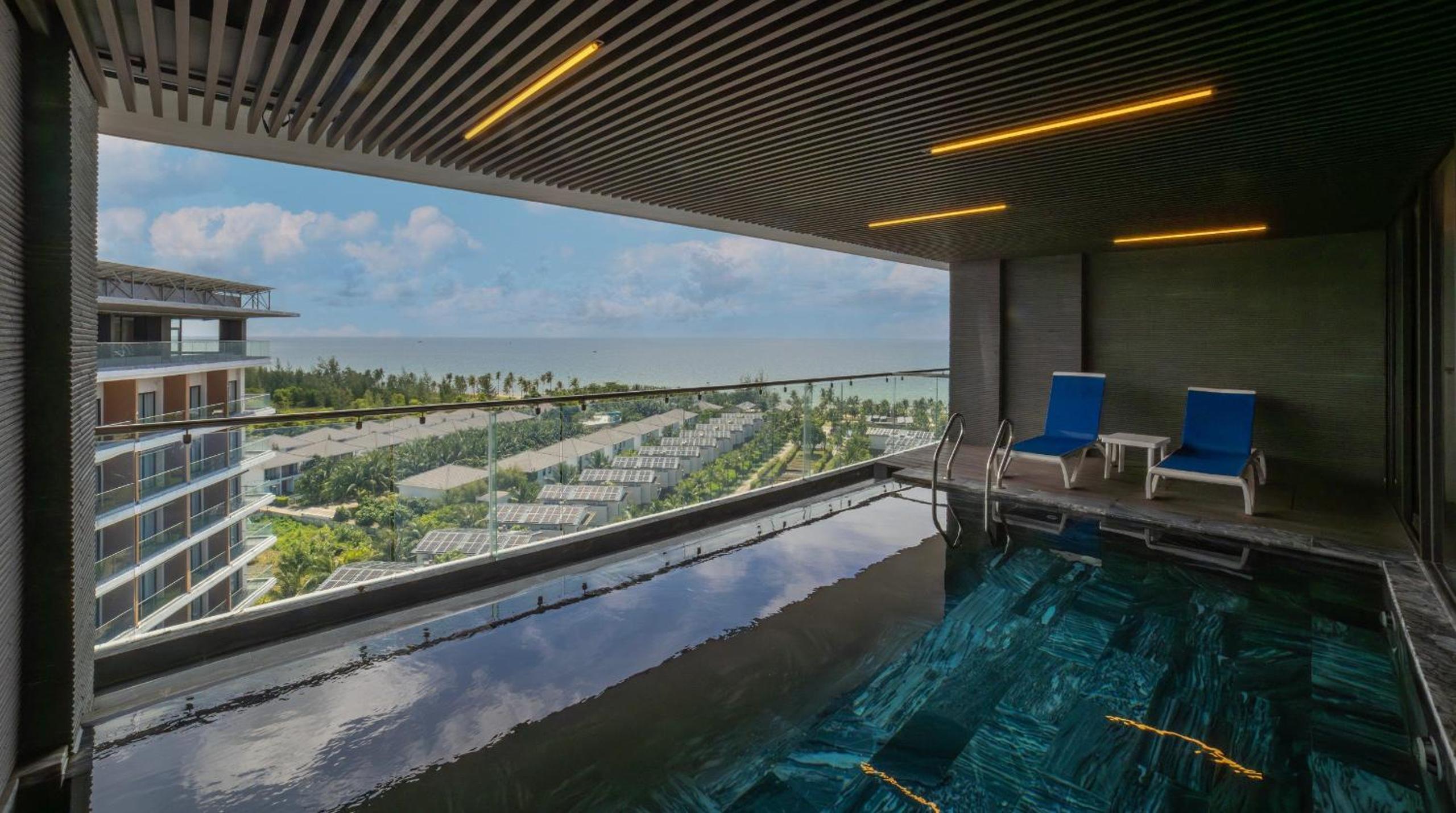 One-Bedroom Penthouse with Private Pool - Photo 18