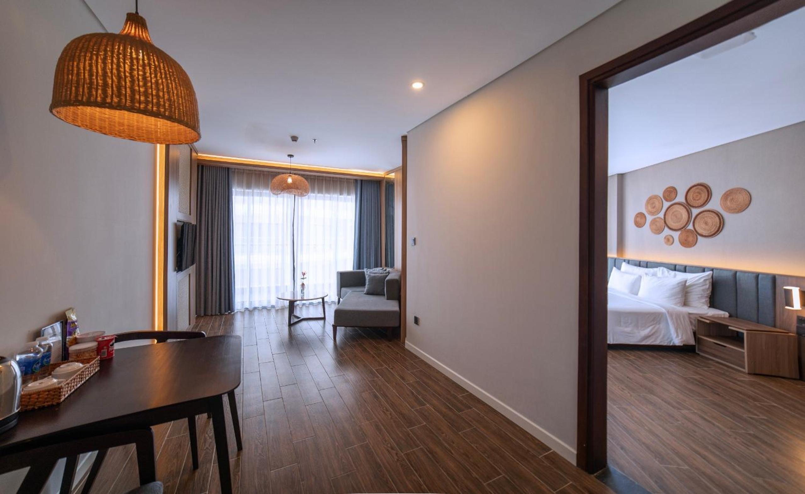 Premier Room with Sea View Balcony - Photo 11
