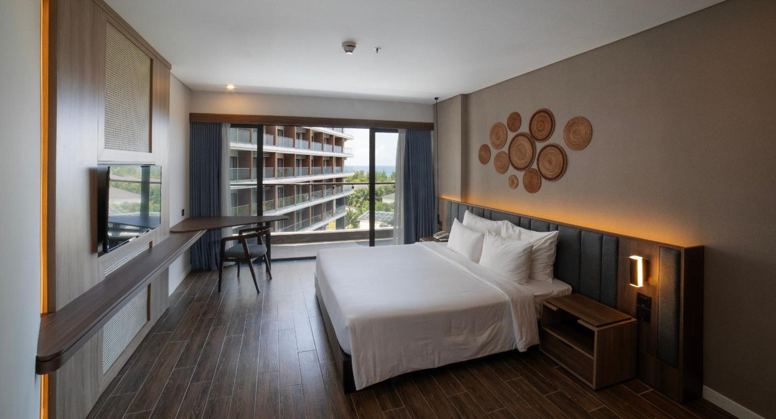 Deluxe Room with Sea View Balcony - Photo 1