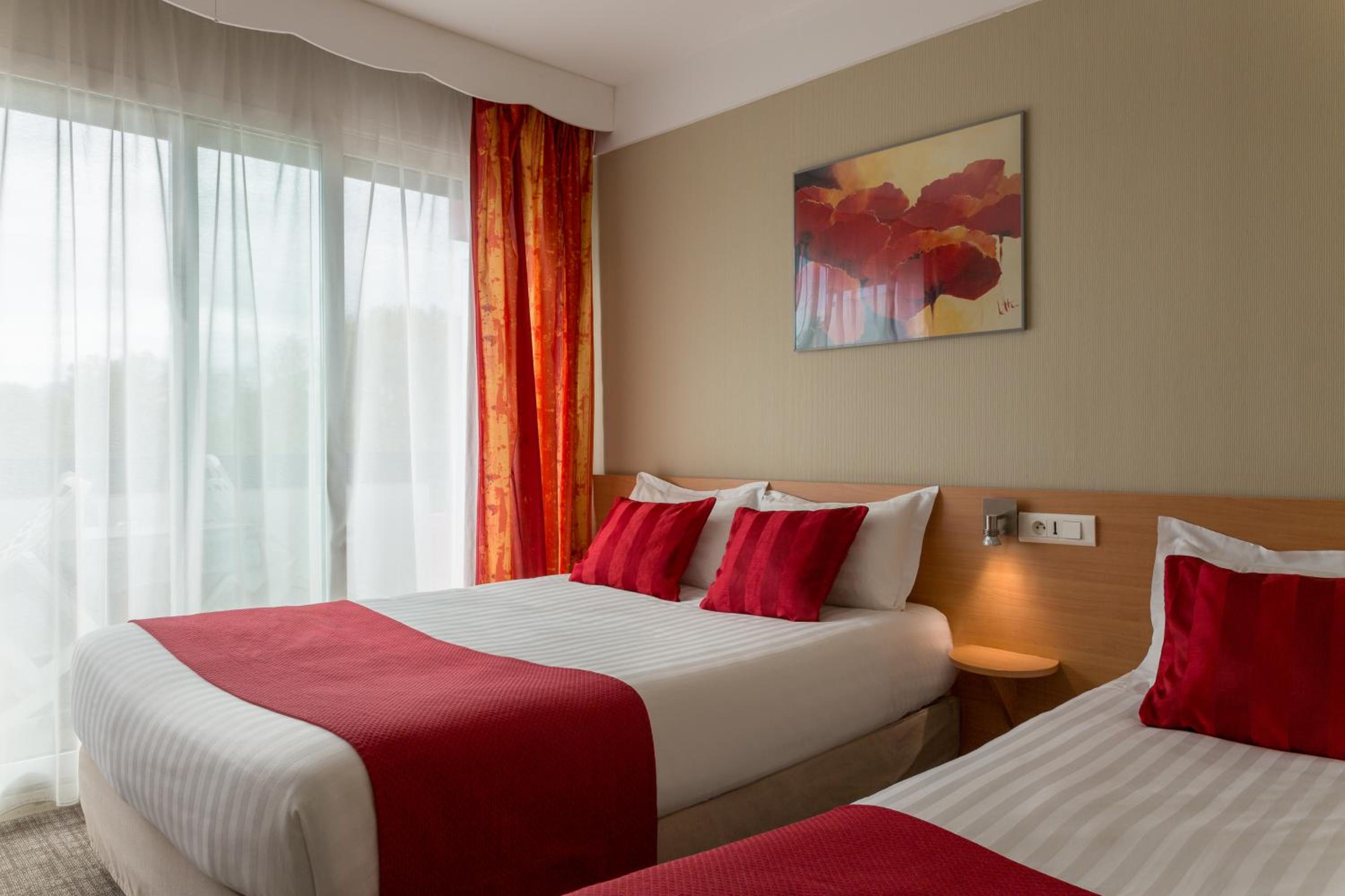 Triple Room (1 Double Bed + 1 Single Bed) - Photo 9