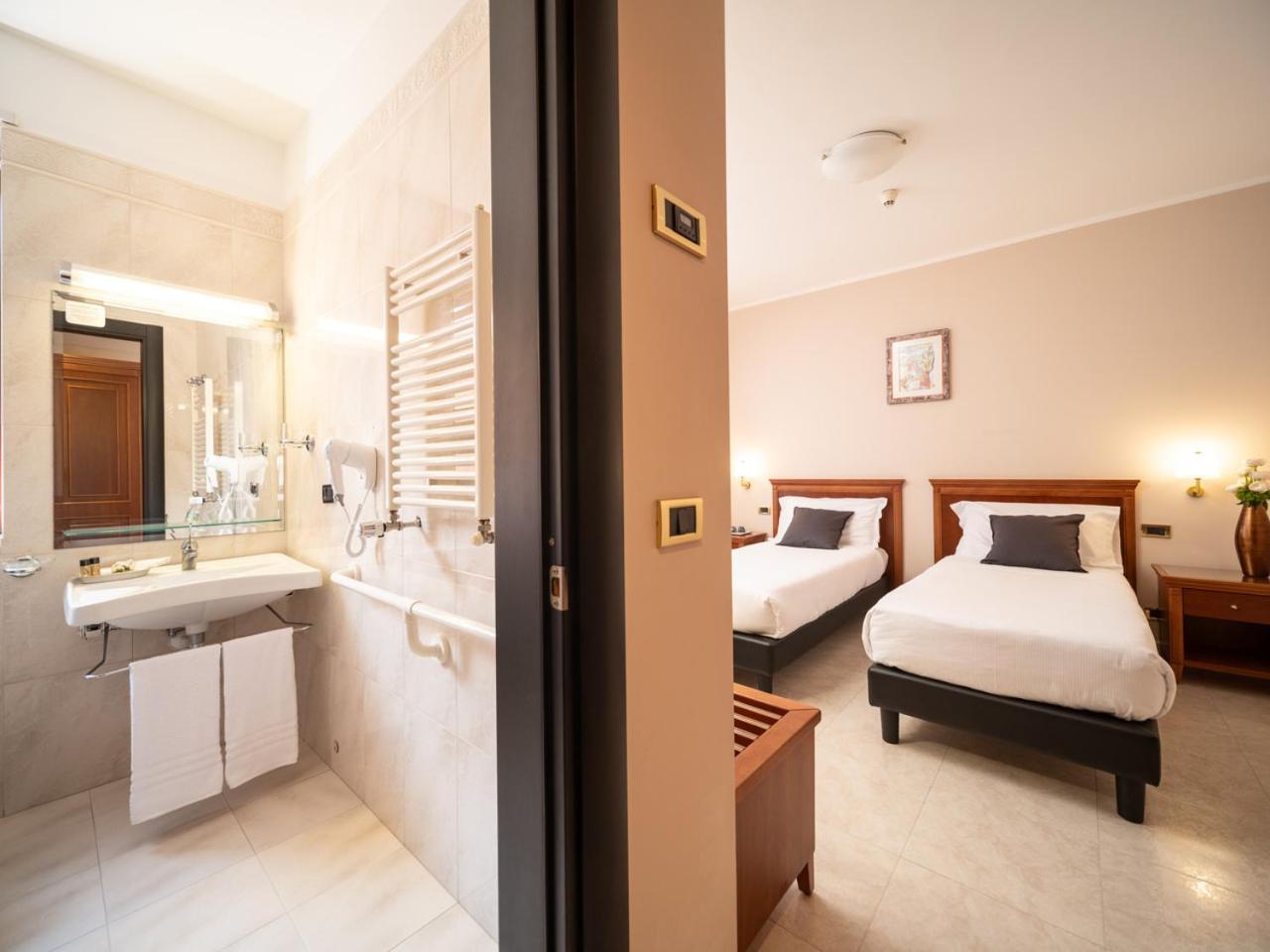 Twin Room - Photo 20