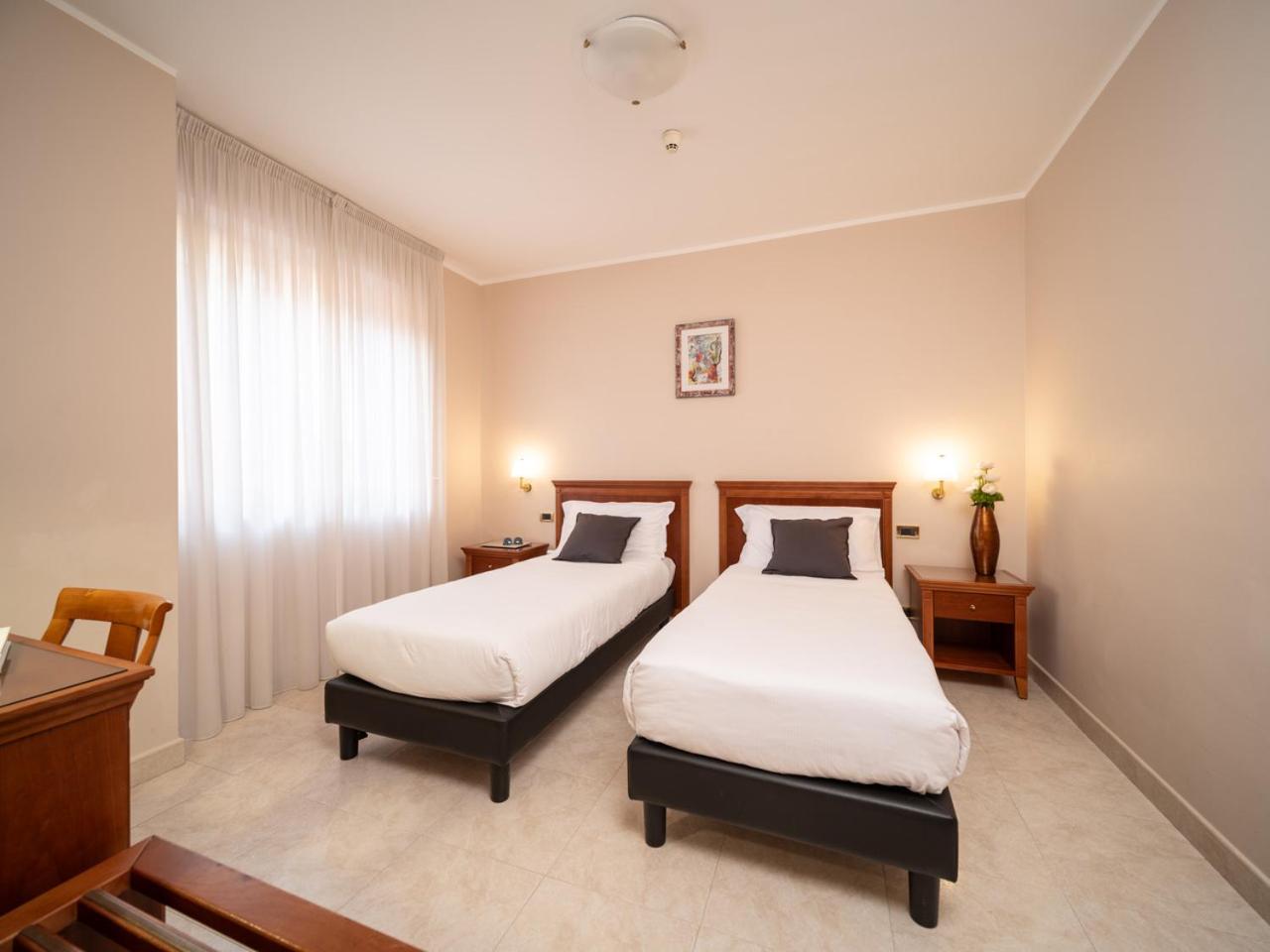 Twin Room - Photo 2