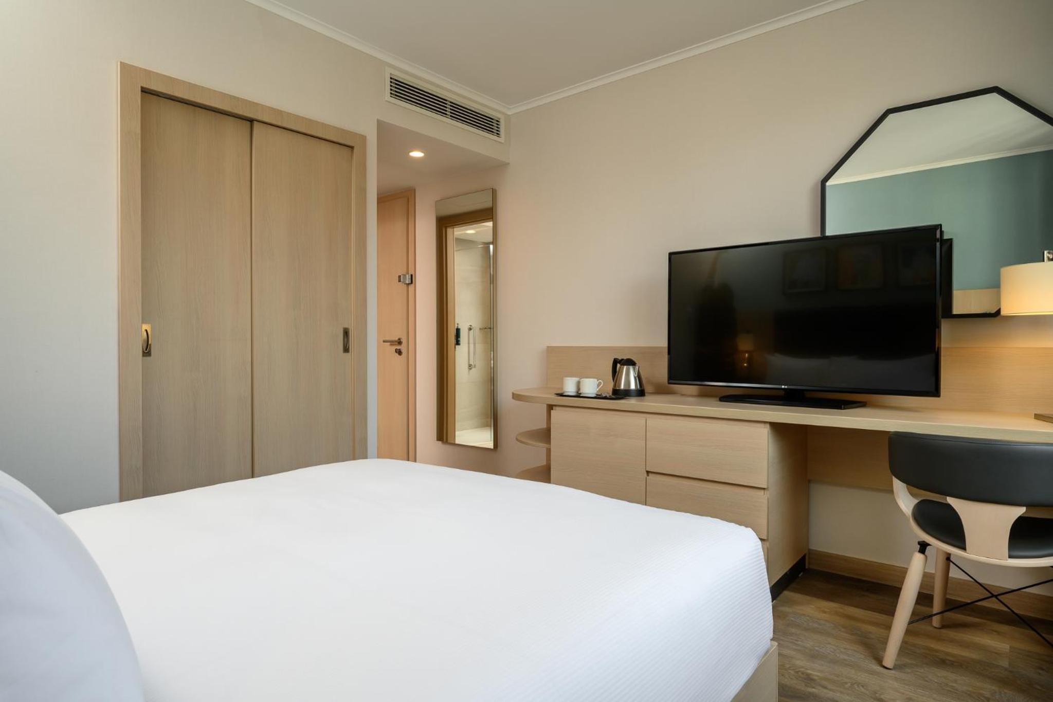 Queen Guest Room - Photo 6