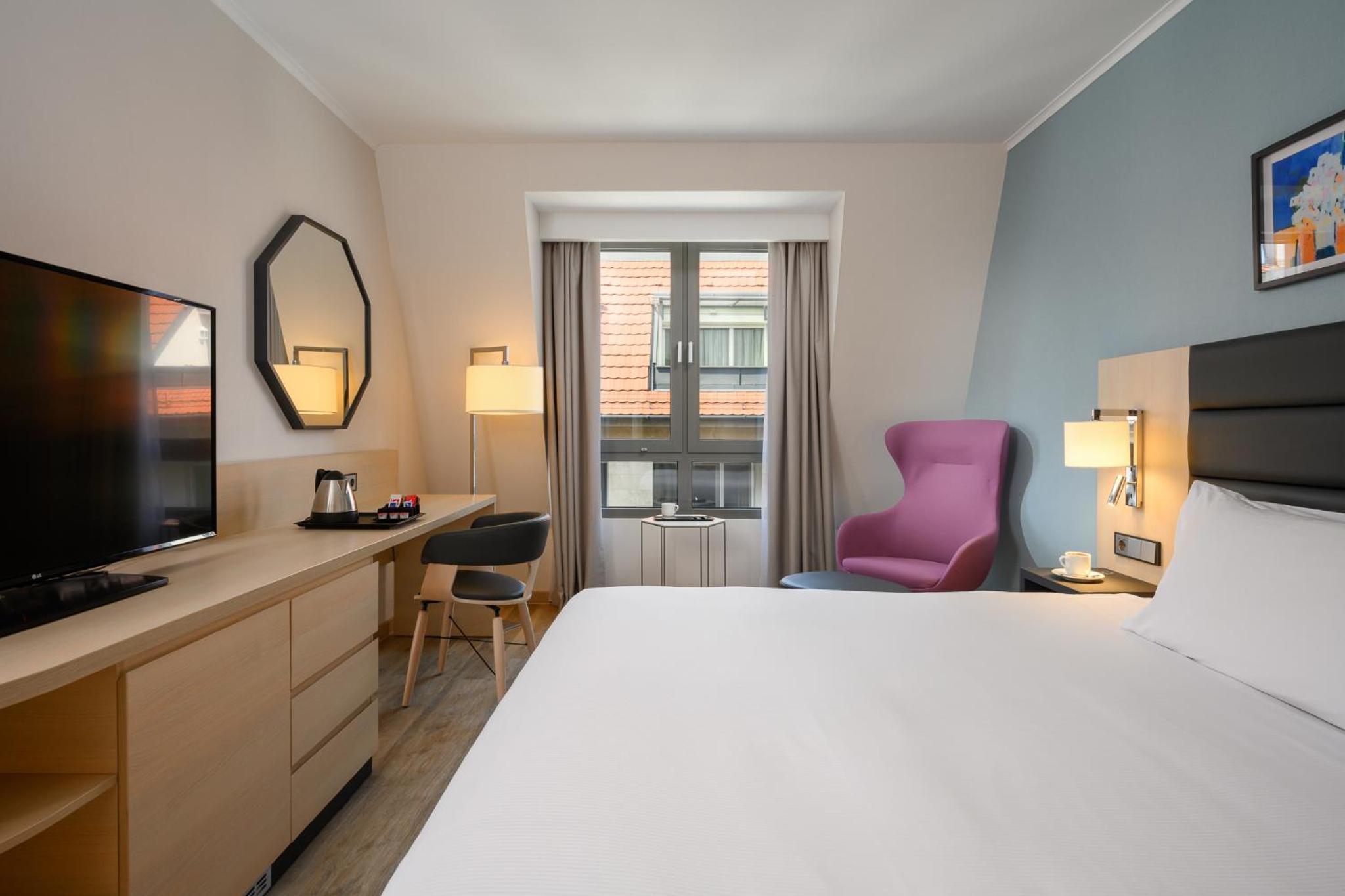King Guest Room - Photo 9