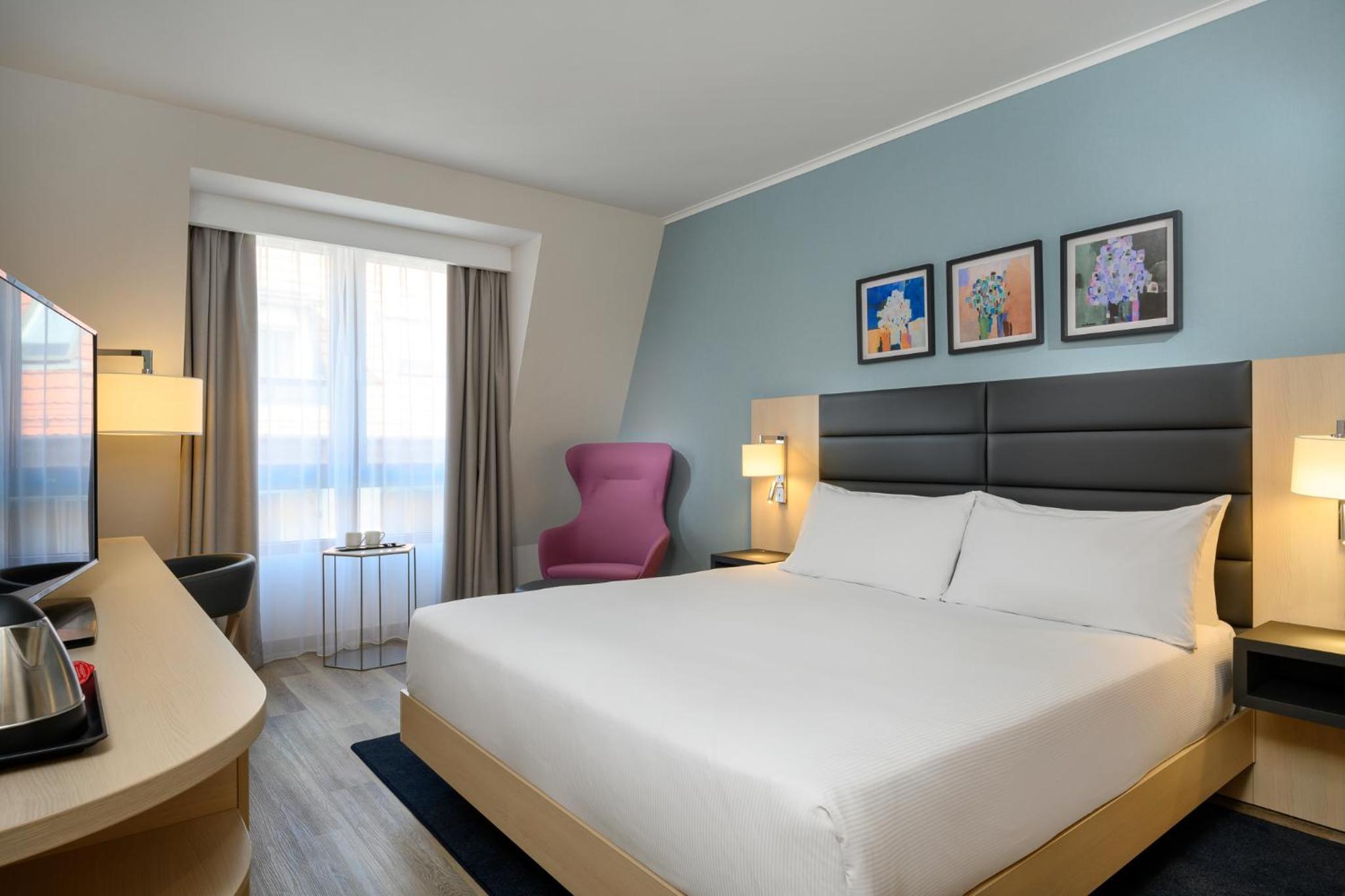 King Guest Room - Photo 10