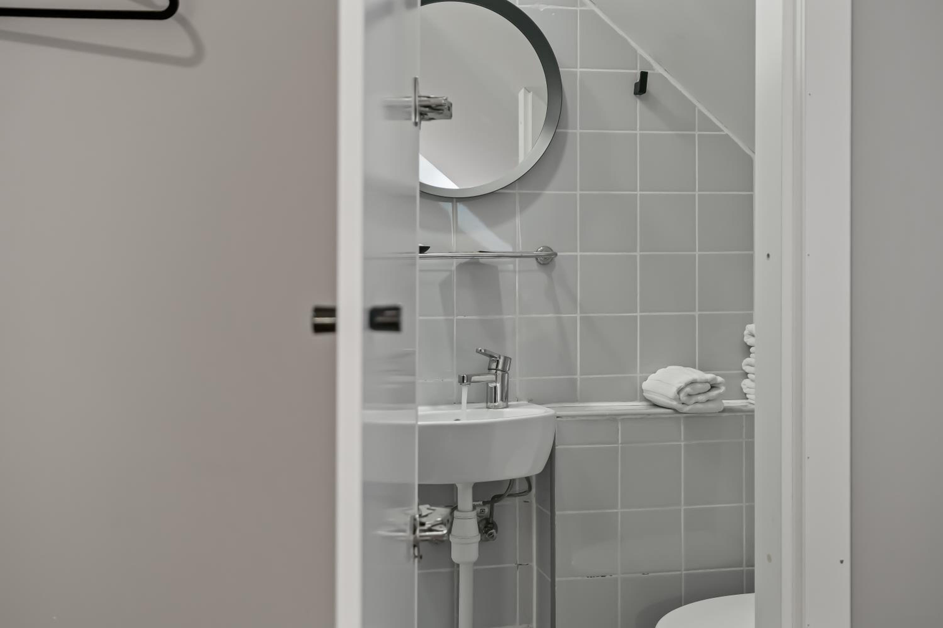 One-Bedroom Apartment with Private Bathroom  - Photo 9