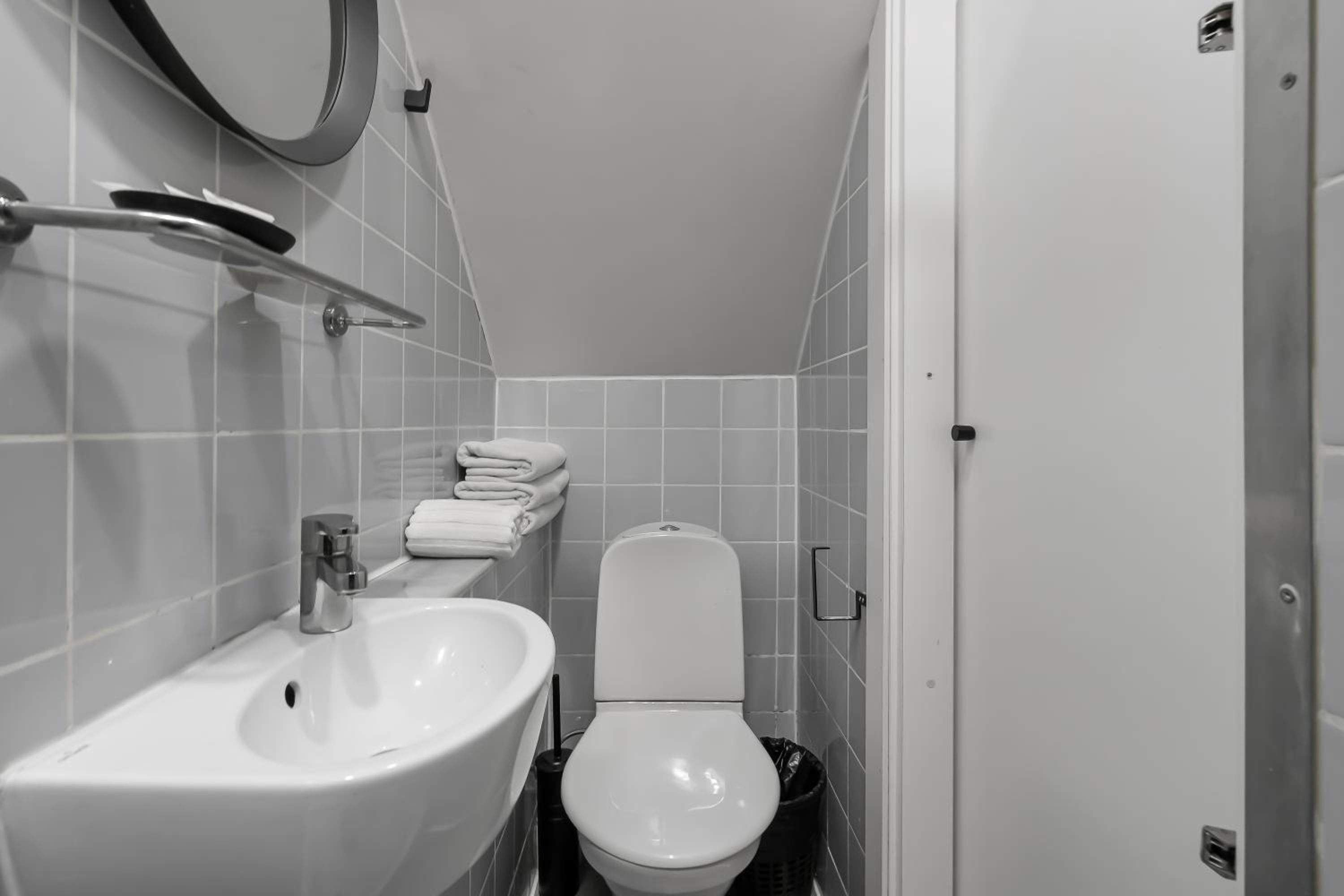 One-Bedroom Apartment with Private Bathroom  - Photo 4