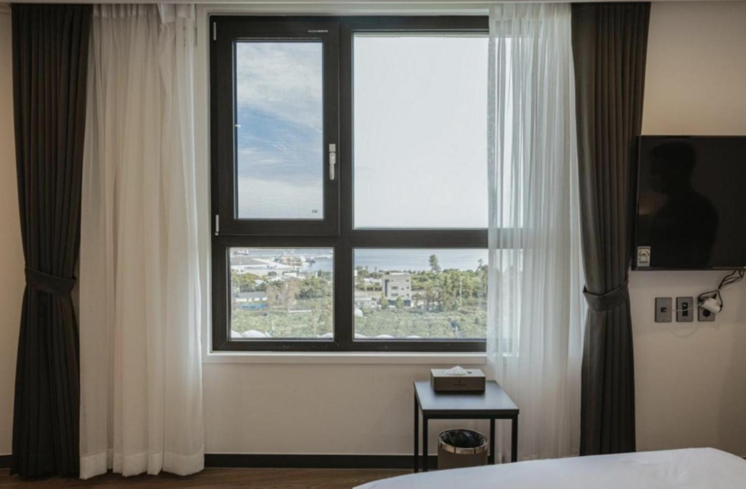 Twin Room with Sea View - Photo 9