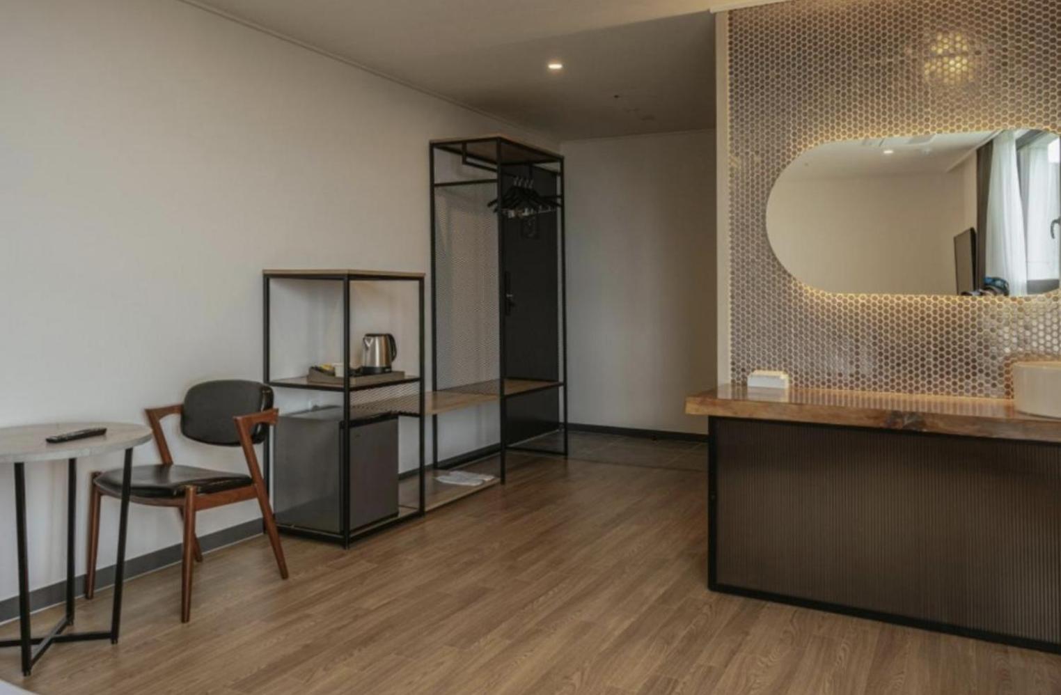 Twin Room with Sea View - Photo 8