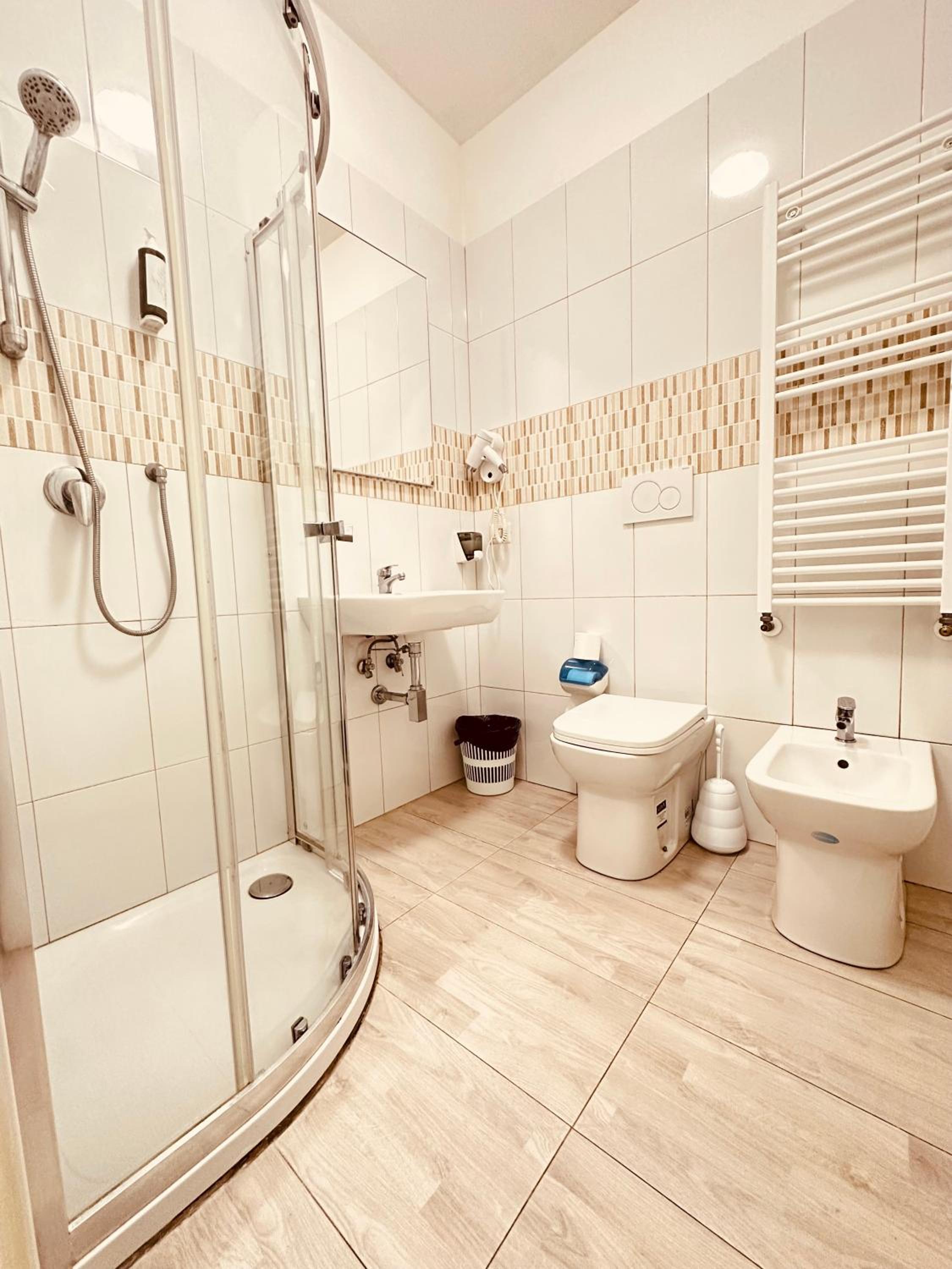 Quadruple Room - Photo 9