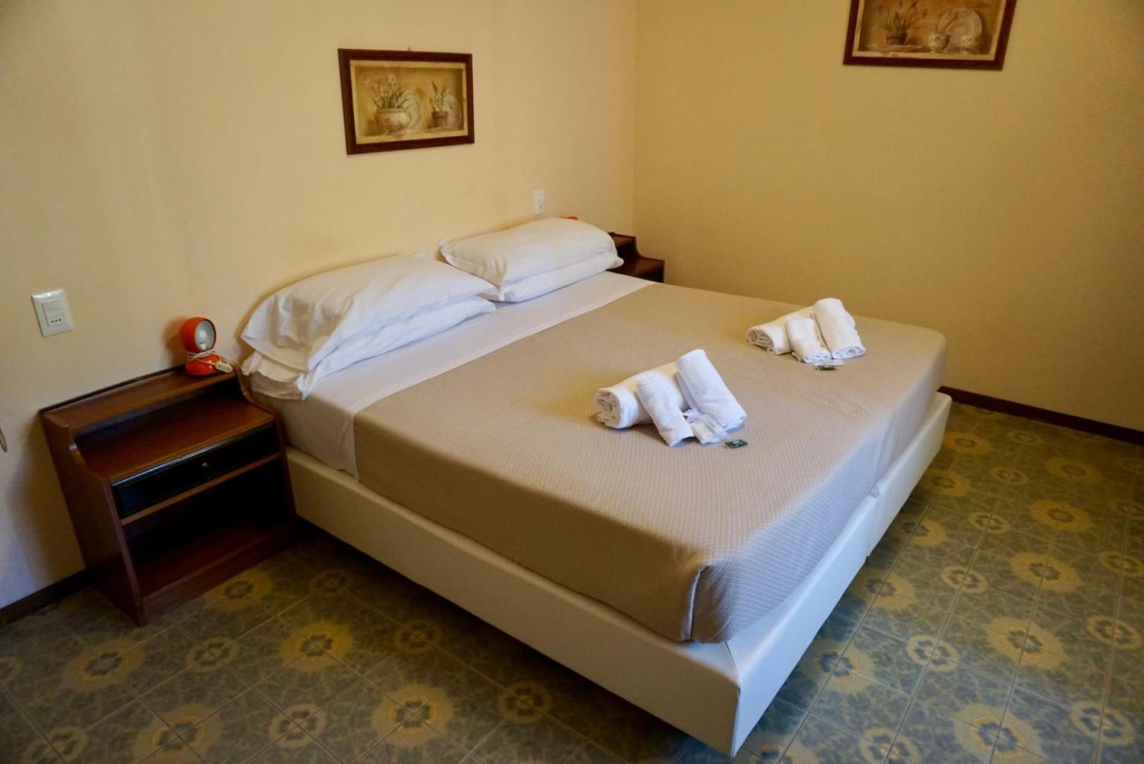 Double or Twin Room - Photo 9