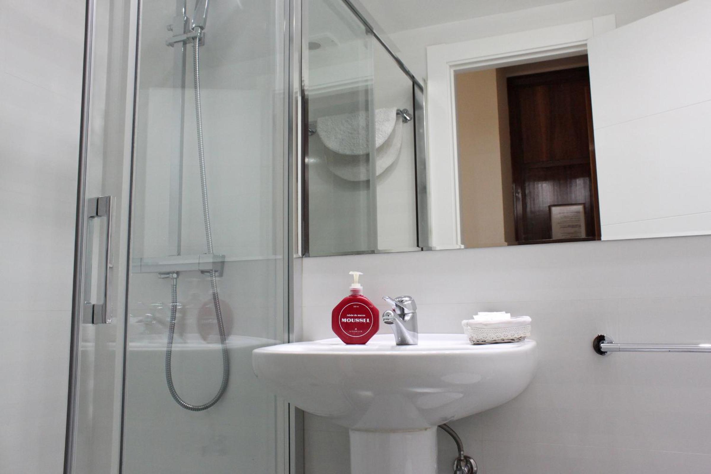 Twin Room with Private Bathroom photo 3
