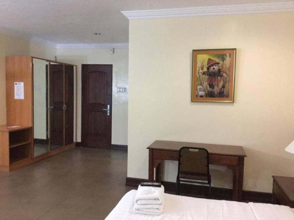 Executive Suite - Photo 4