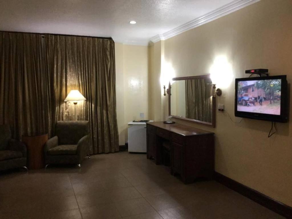 Executive Suite - Photo 3