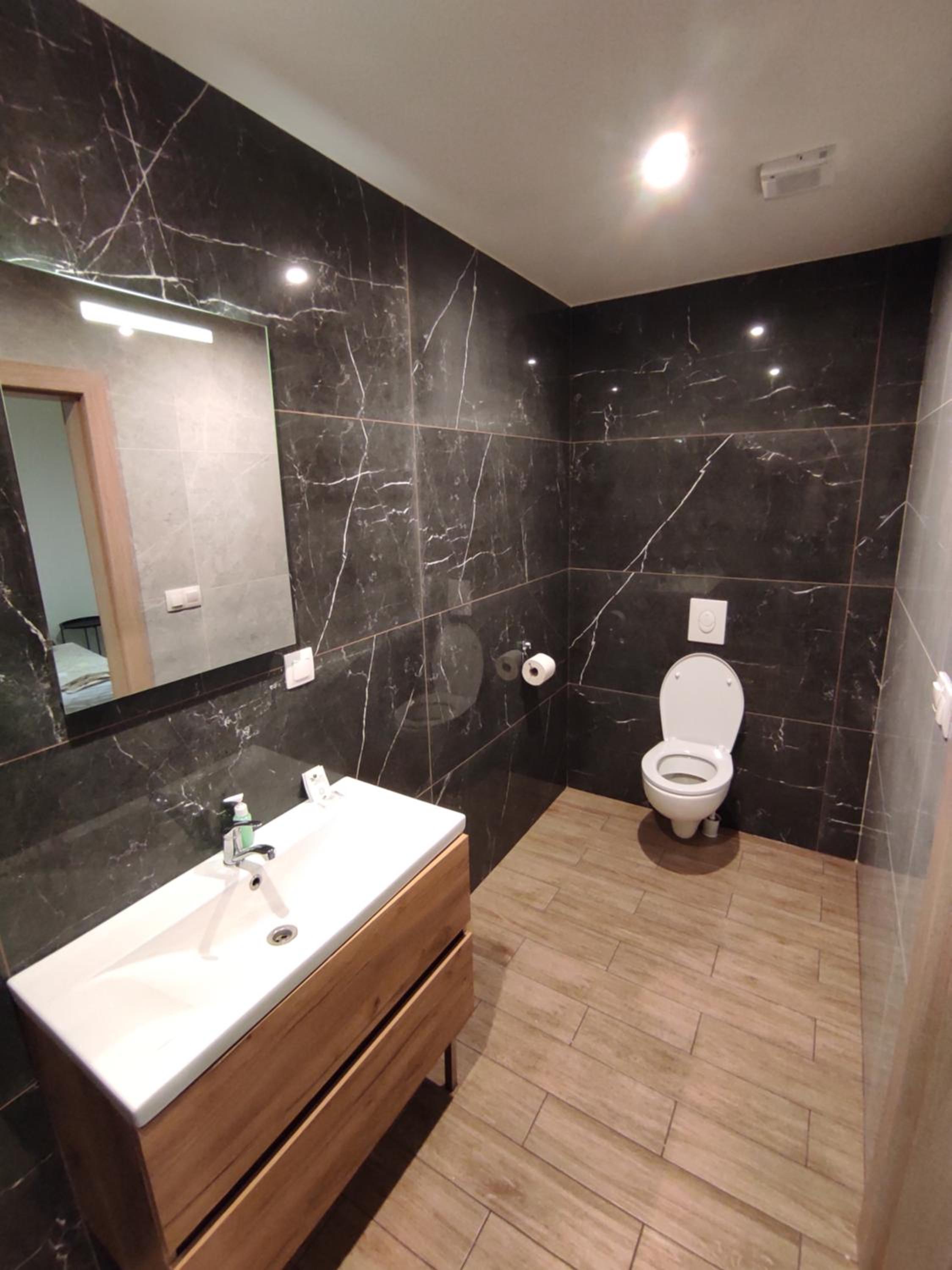 Twin Room with Balcony - Photo 4