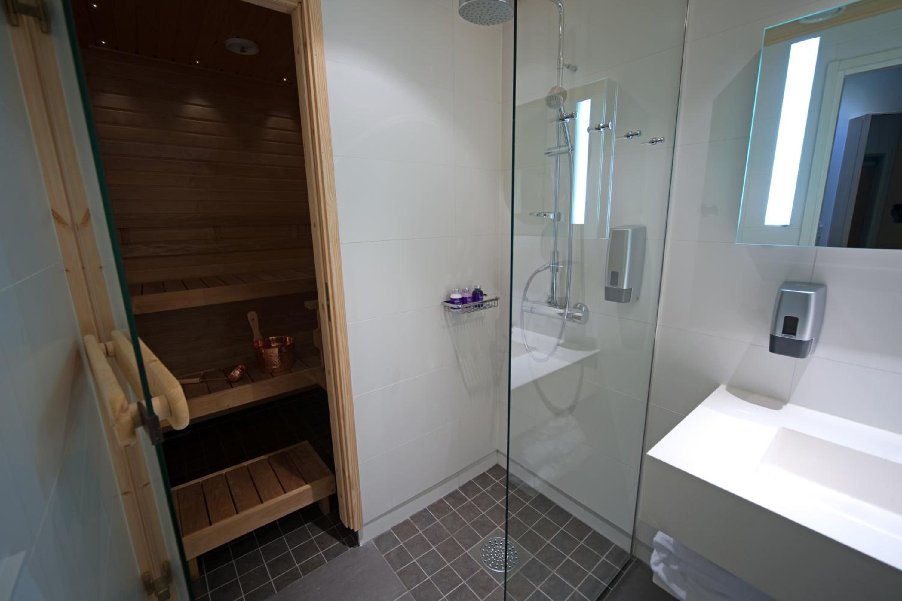 Deluxe Suite with Sauna - Photo 4
