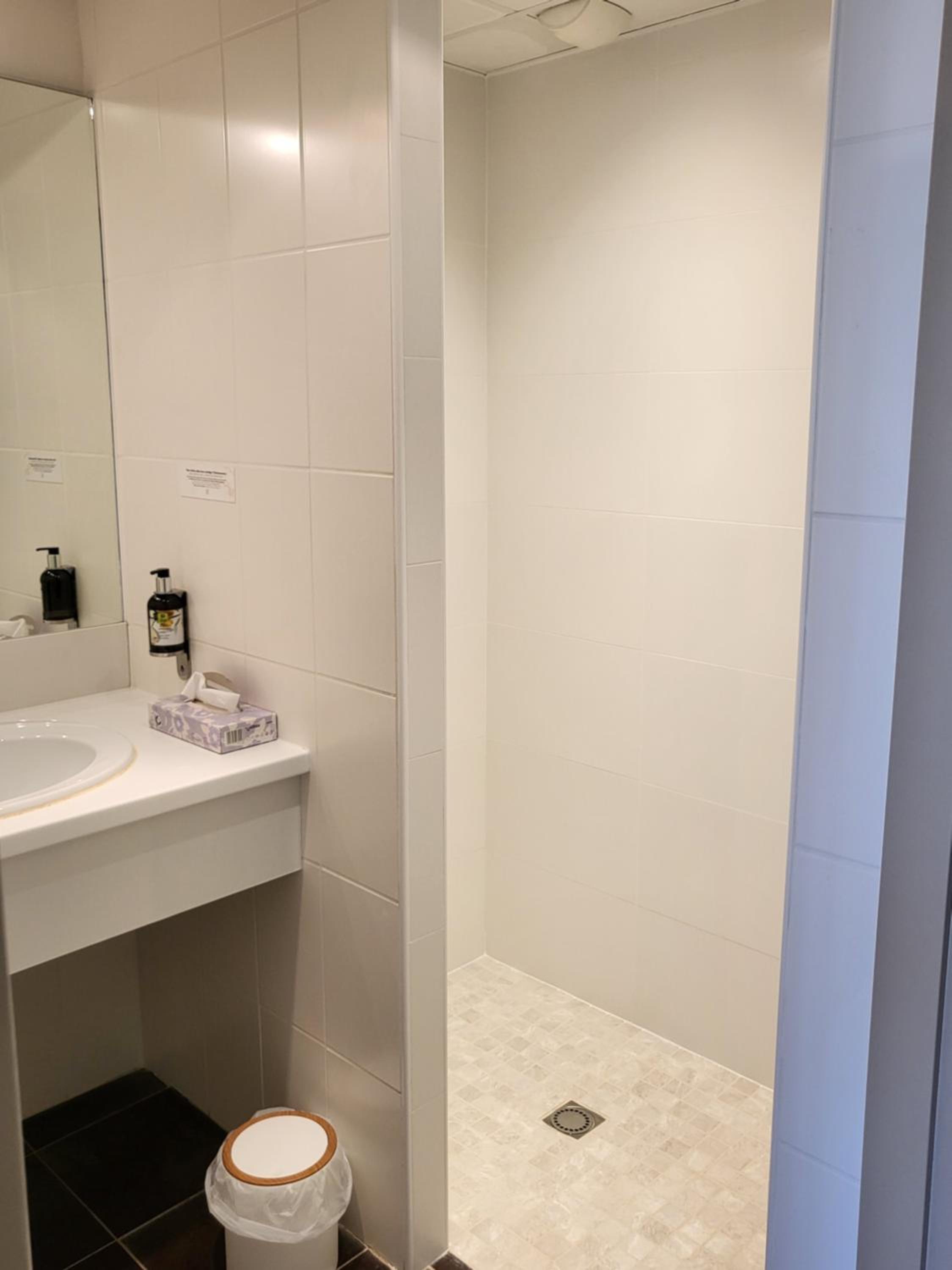 Twin Room - Photo 8
